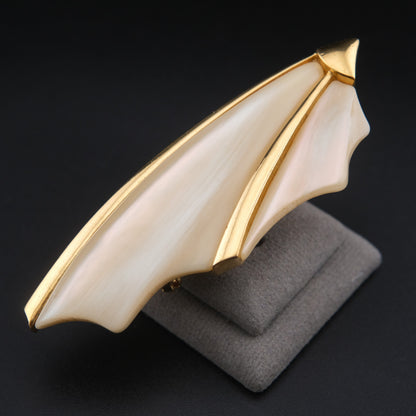 ❤️ Vintage Ungaro Paris Sculptural Ivory Lucite Brooch