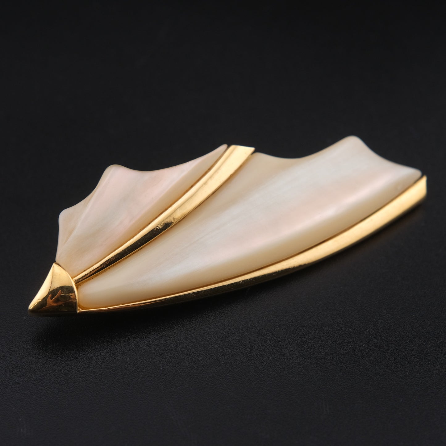 ❤️ Vintage Ungaro Paris Sculptural Ivory Lucite Brooch