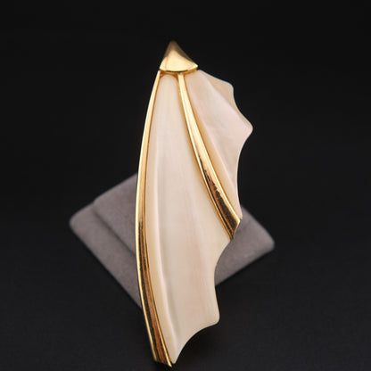 ❤️ Vintage Ungaro Paris Sculptural Ivory Lucite Brooch