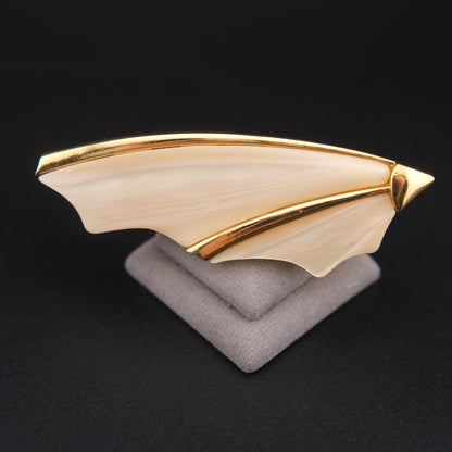 ❤️ Vintage Ungaro Paris Sculptural Ivory Lucite Brooch