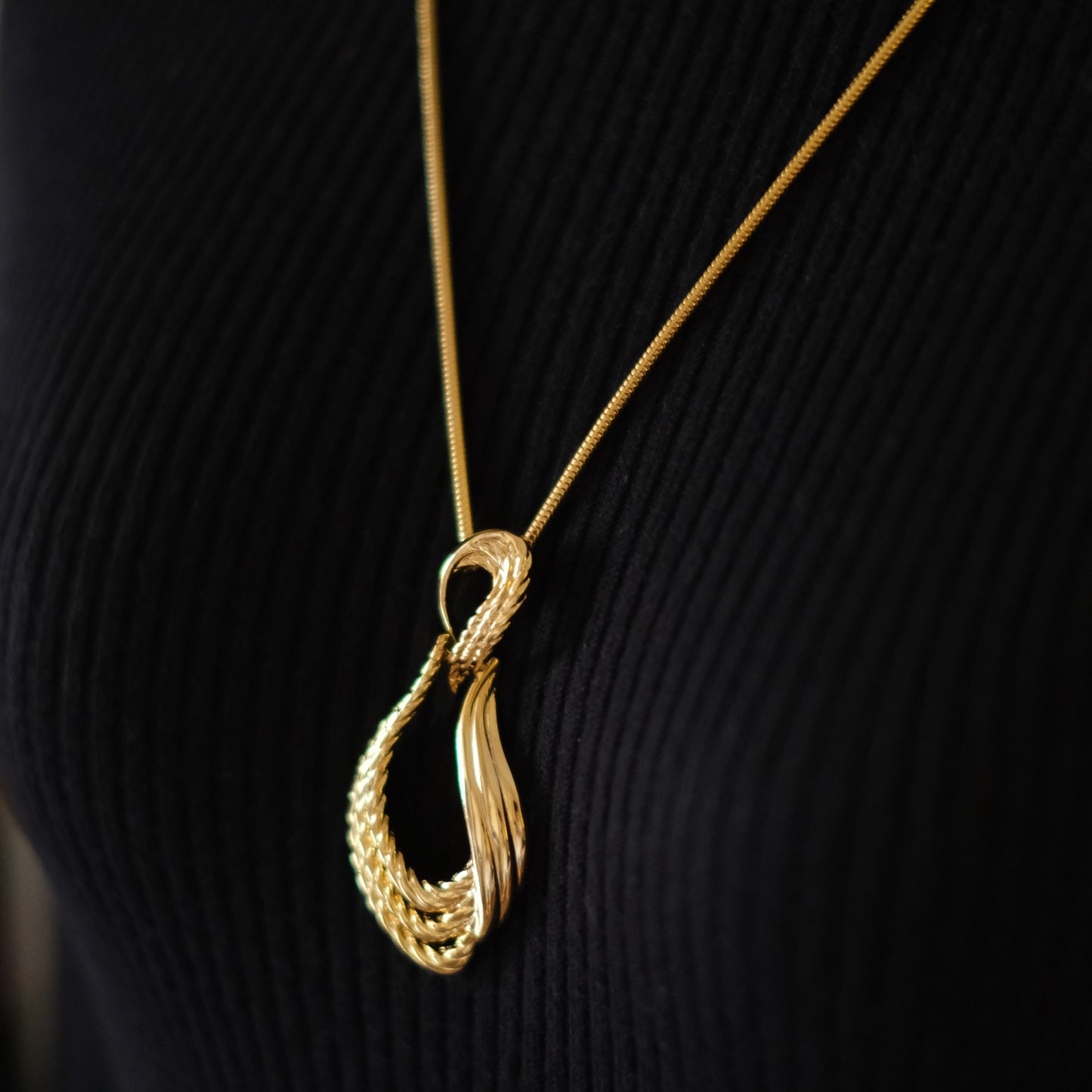 Vintage Gianni Valentino Gold-Tone Pendant Necklace – Sculptural Knot Design