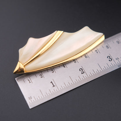 ❤️ Vintage Ungaro Paris Sculptural Ivory Lucite Brooch