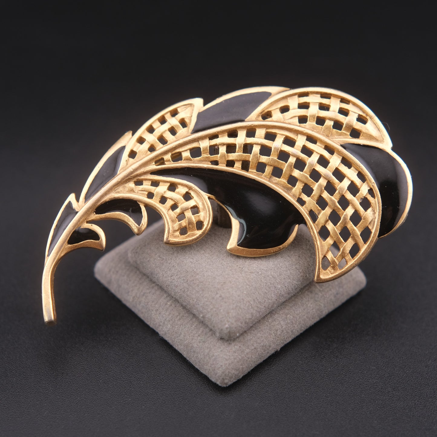 ❤️ Vintage Gold Tone & Black Enamel Openwork Feather Brooch Pin
