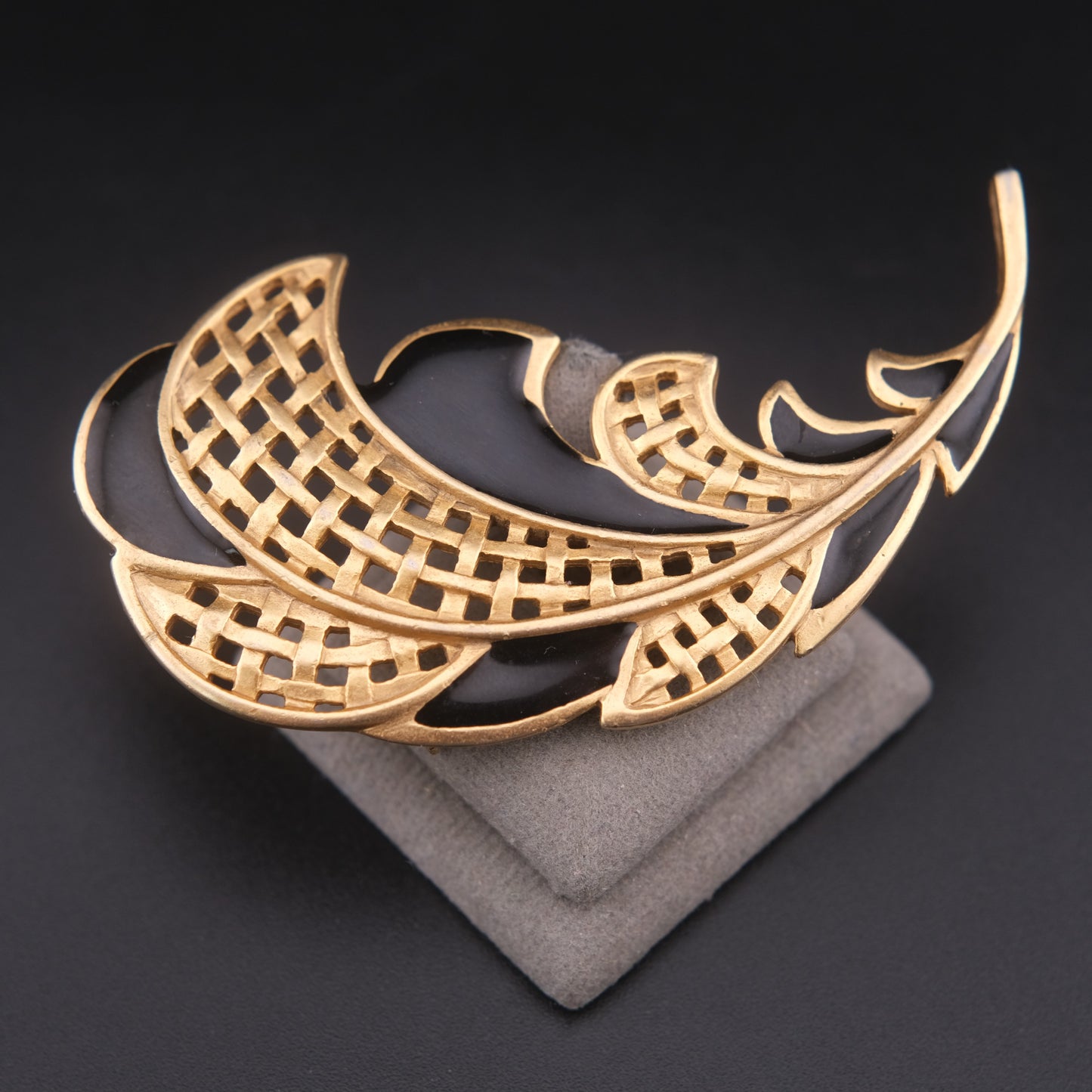 ❤️ Vintage Gold Tone & Black Enamel Openwork Feather Brooch Pin