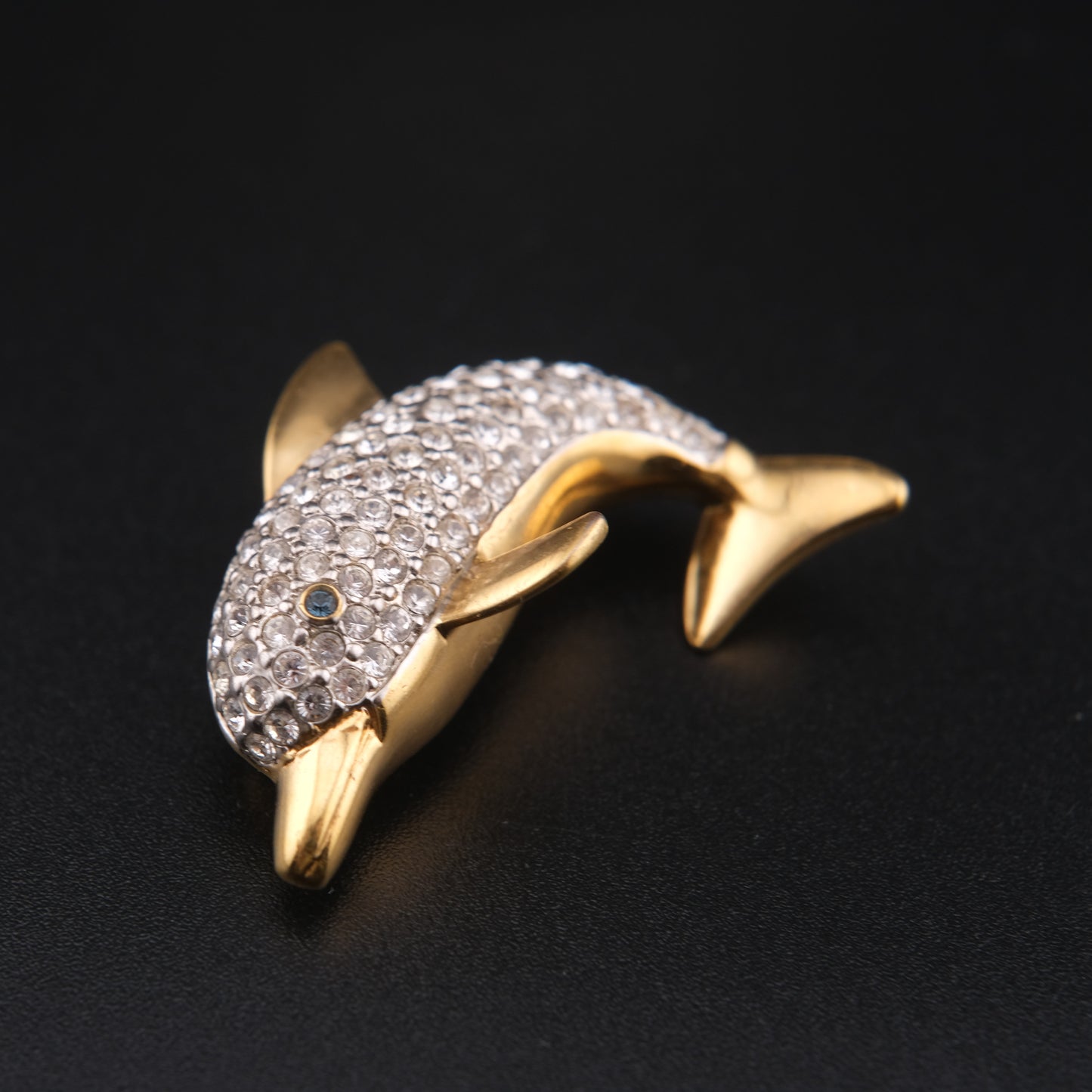 ❤️ Vintage Butler Crystal Dolphin Brooch – Gold-Tone, Pavé Rhinestones