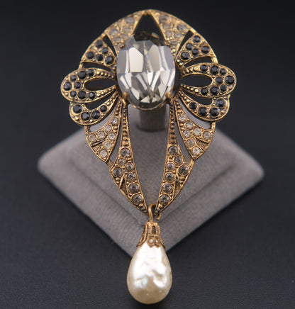 ❤️ Vintage Gold Tone Rhinestone Brooch with Faceted Glass Center & Faux Pearl Drop
