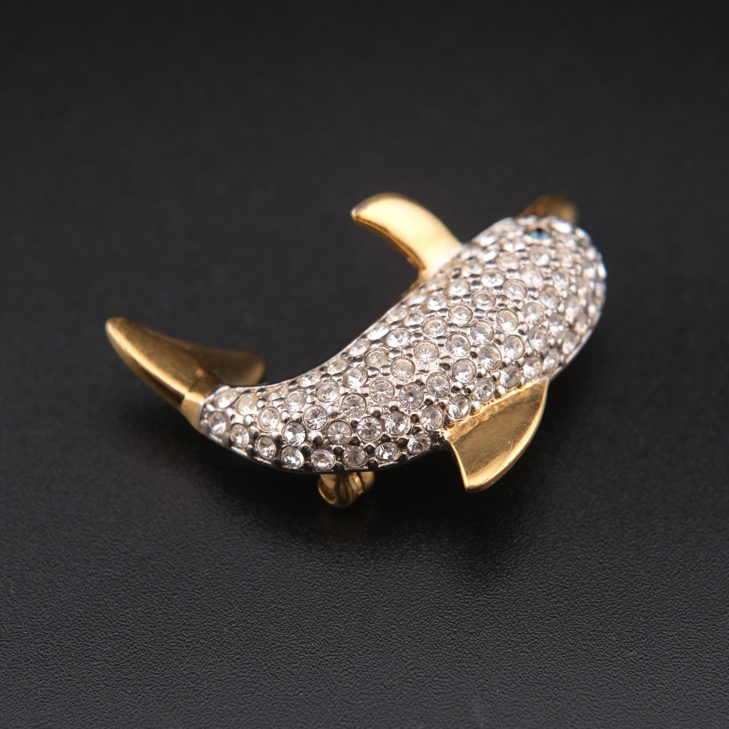 ❤️ Vintage Butler Crystal Dolphin Brooch – Gold-Tone, Pavé Rhinestones