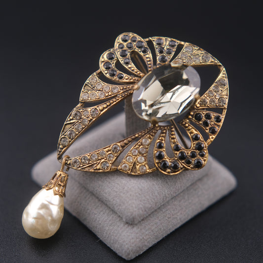 ❤️ Vintage Gold Tone Rhinestone Brooch with Faceted Glass Center & Faux Pearl Drop