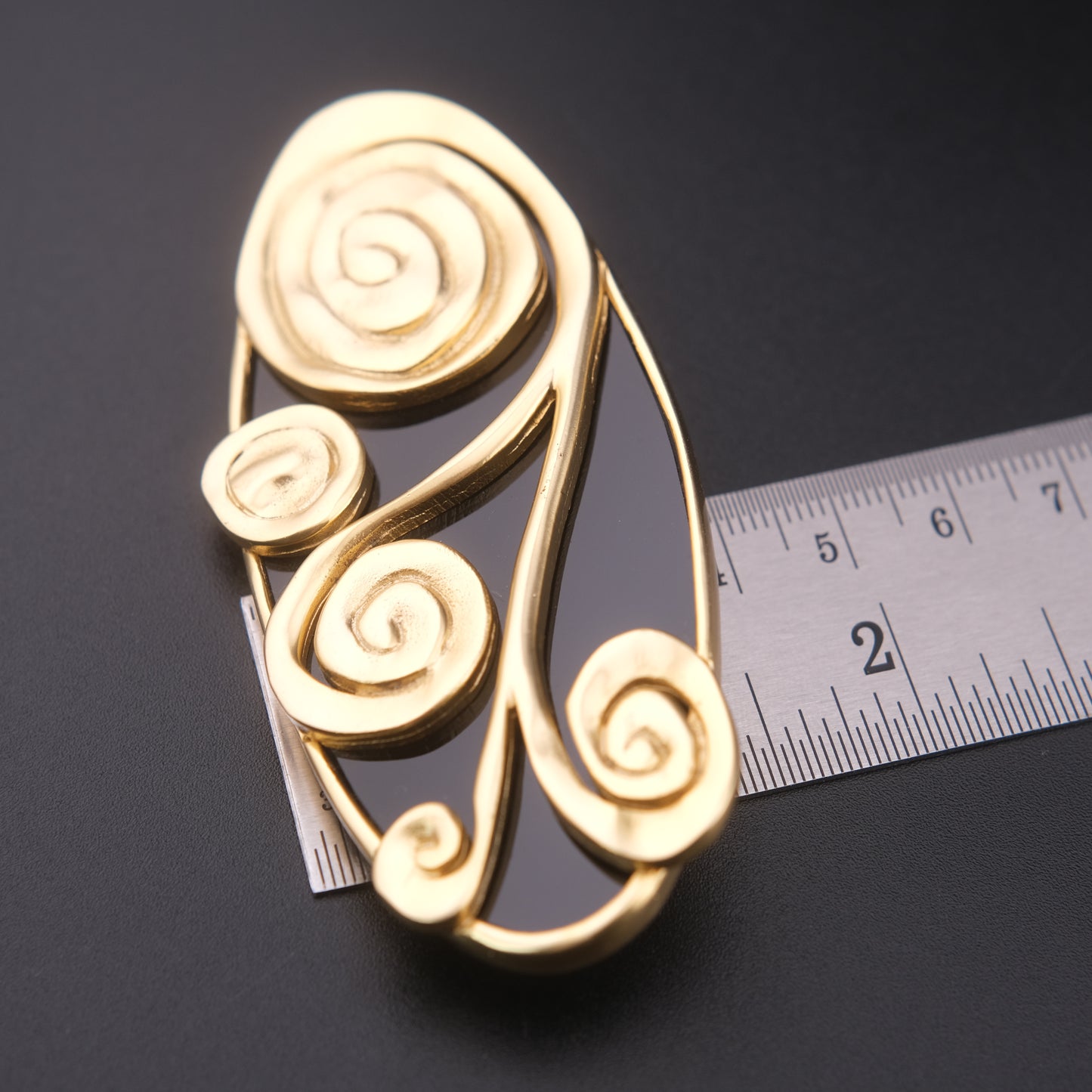 ❤️ Vintage Abstract Gold Tone & Black Sculptural Brooch – Large Swirl Statement Pin