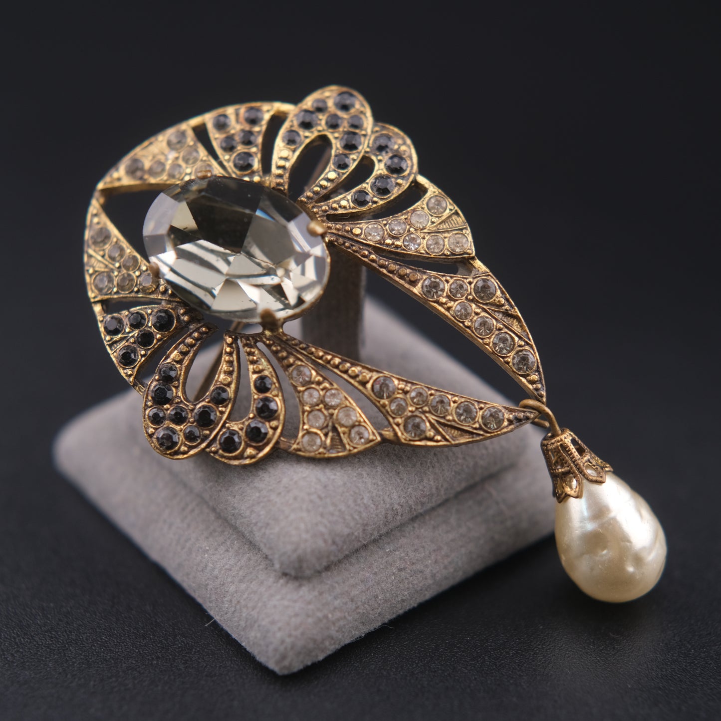 ❤️ Vintage Gold Tone Rhinestone Brooch with Faceted Glass Center & Faux Pearl Drop