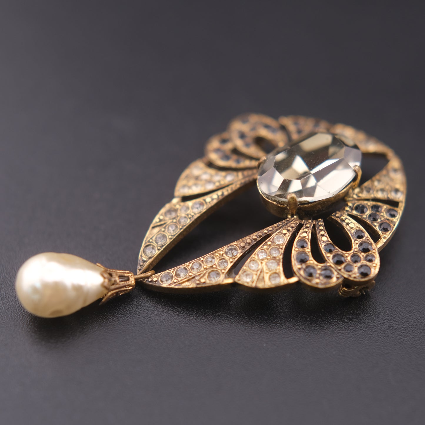 ❤️ Vintage Gold Tone Rhinestone Brooch with Faceted Glass Center & Faux Pearl Drop