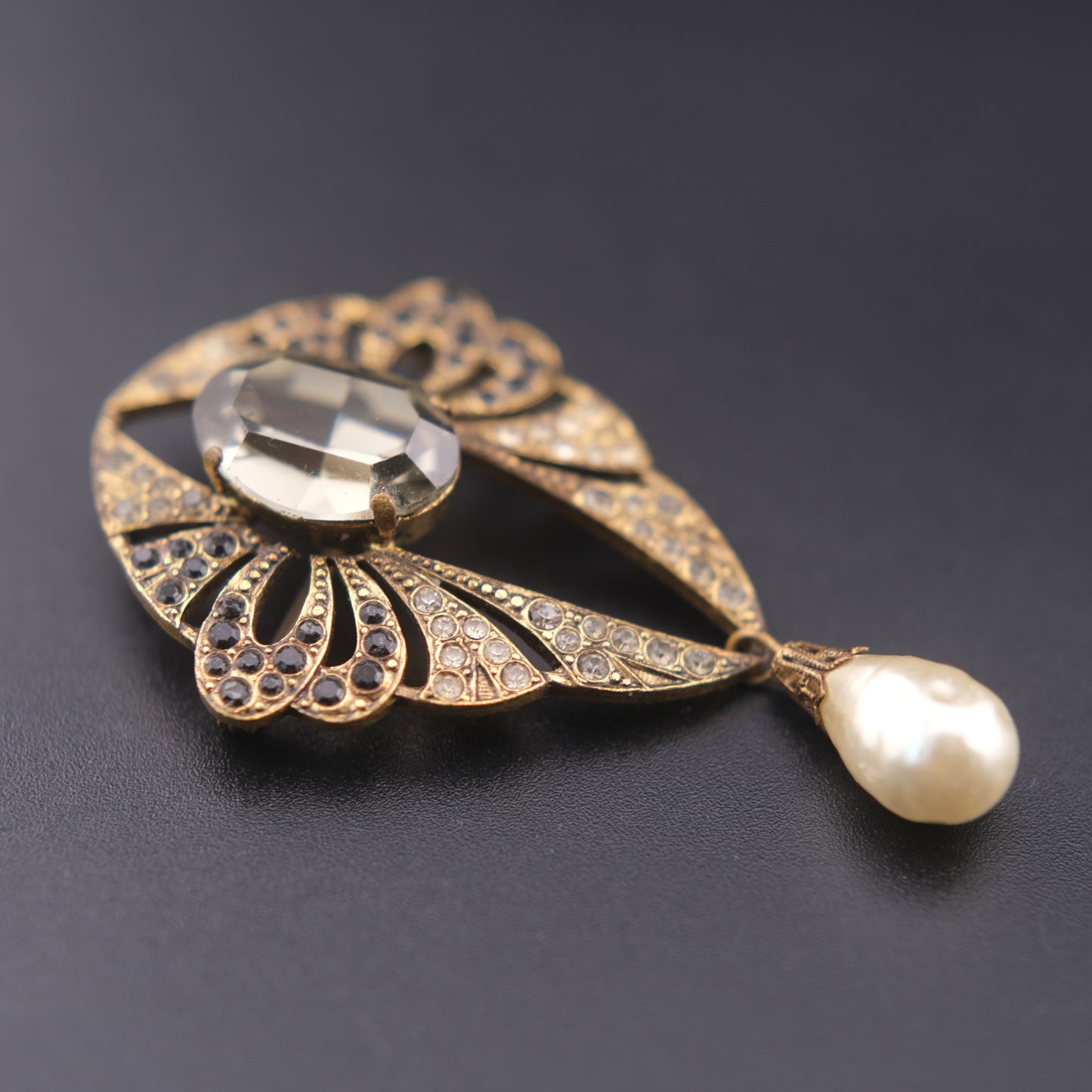 ❤️ Vintage Gold Tone Rhinestone Brooch with Faceted Glass Center & Faux Pearl Drop
