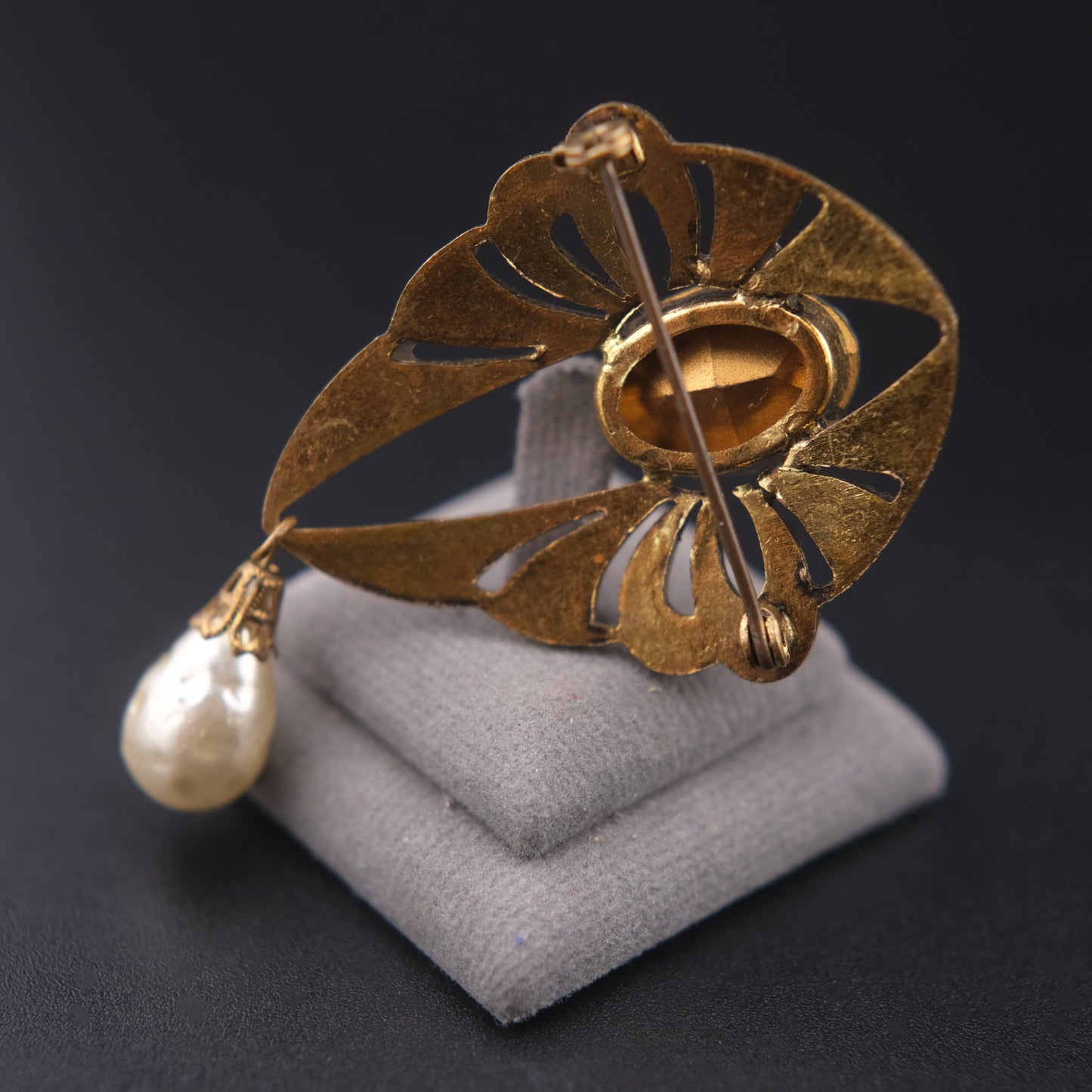 ❤️ Vintage Gold Tone Rhinestone Brooch with Faceted Glass Center & Faux Pearl Drop