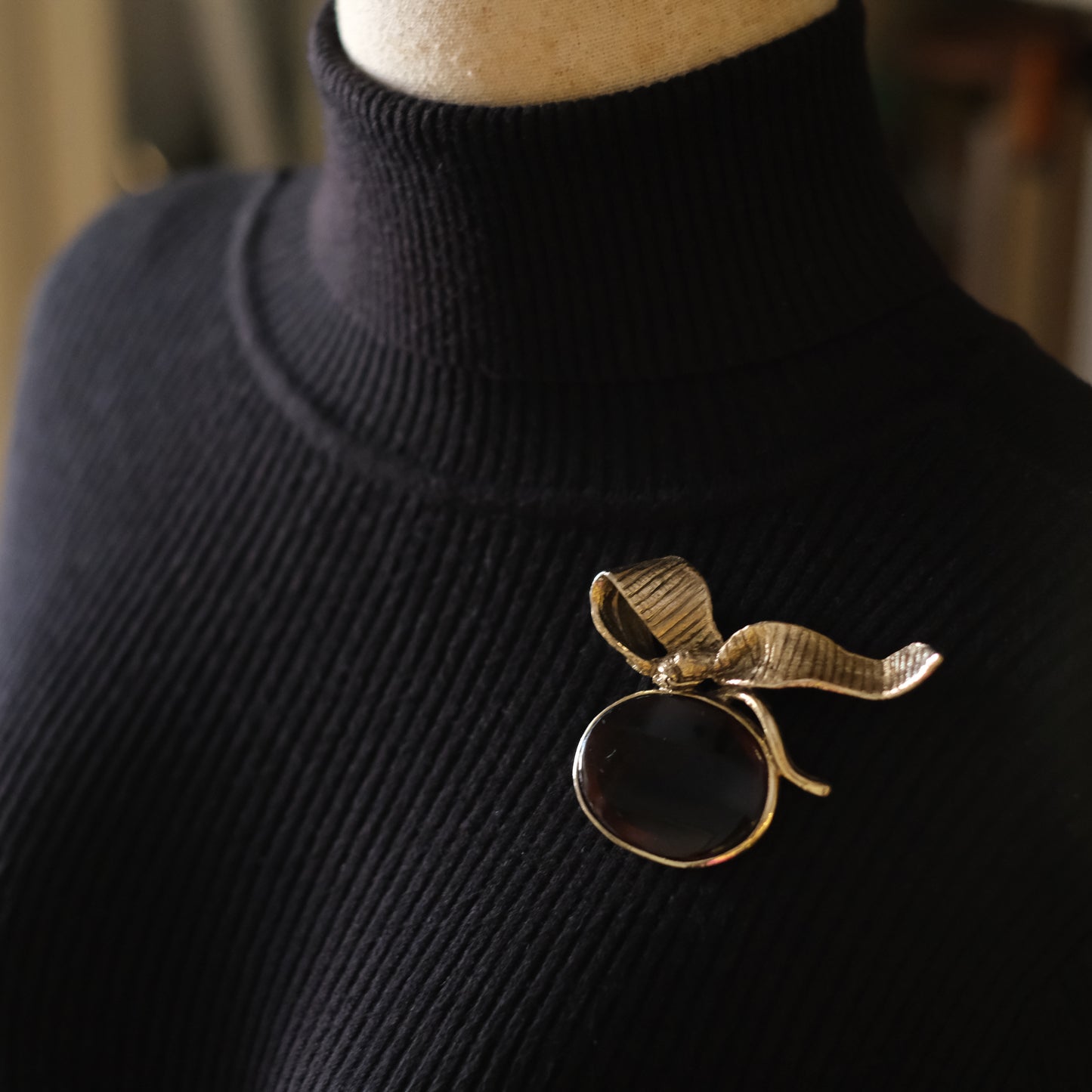 Vintage Gold-Tone Ribbon Brooch with Large Amber-Brown Glass Cabochon