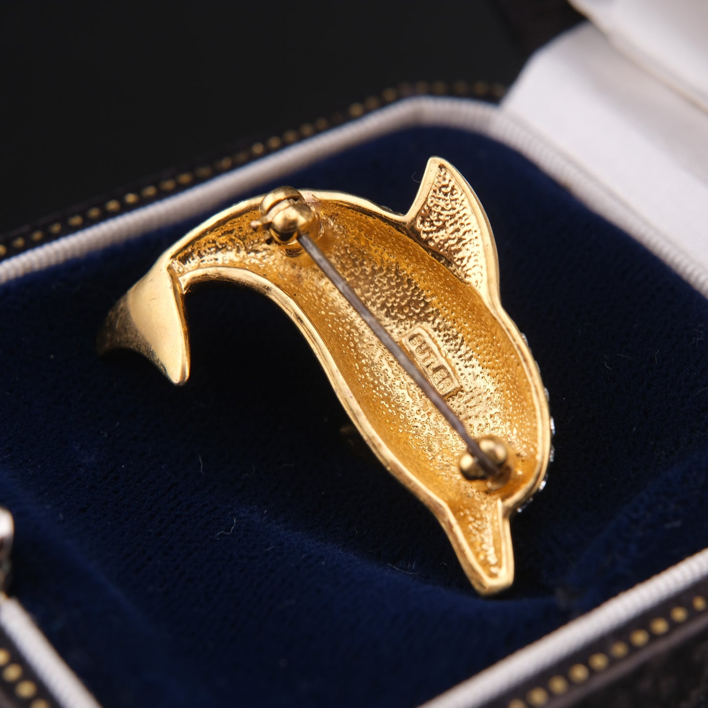 ❤️ Vintage Butler Crystal Dolphin Brooch – Gold-Tone, Pavé Rhinestones