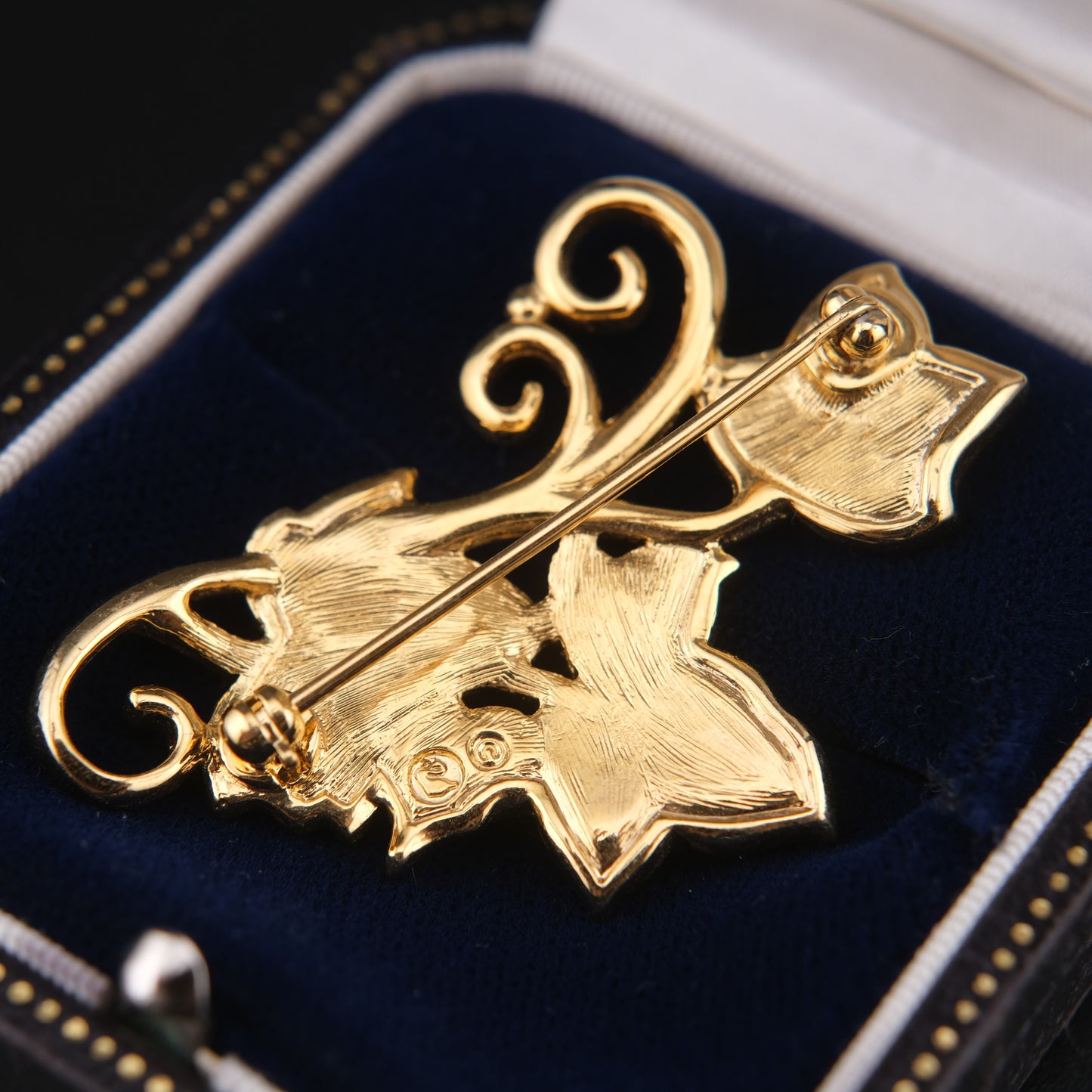 ❤️ Swarovski Ivy Leaf Brooch – Gold-Tone with Clear Crystals