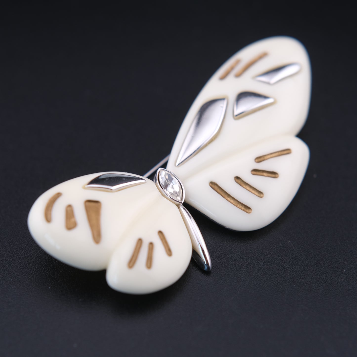 ❤️ Vintage Hanae Mori Resin Butterfly Brooch