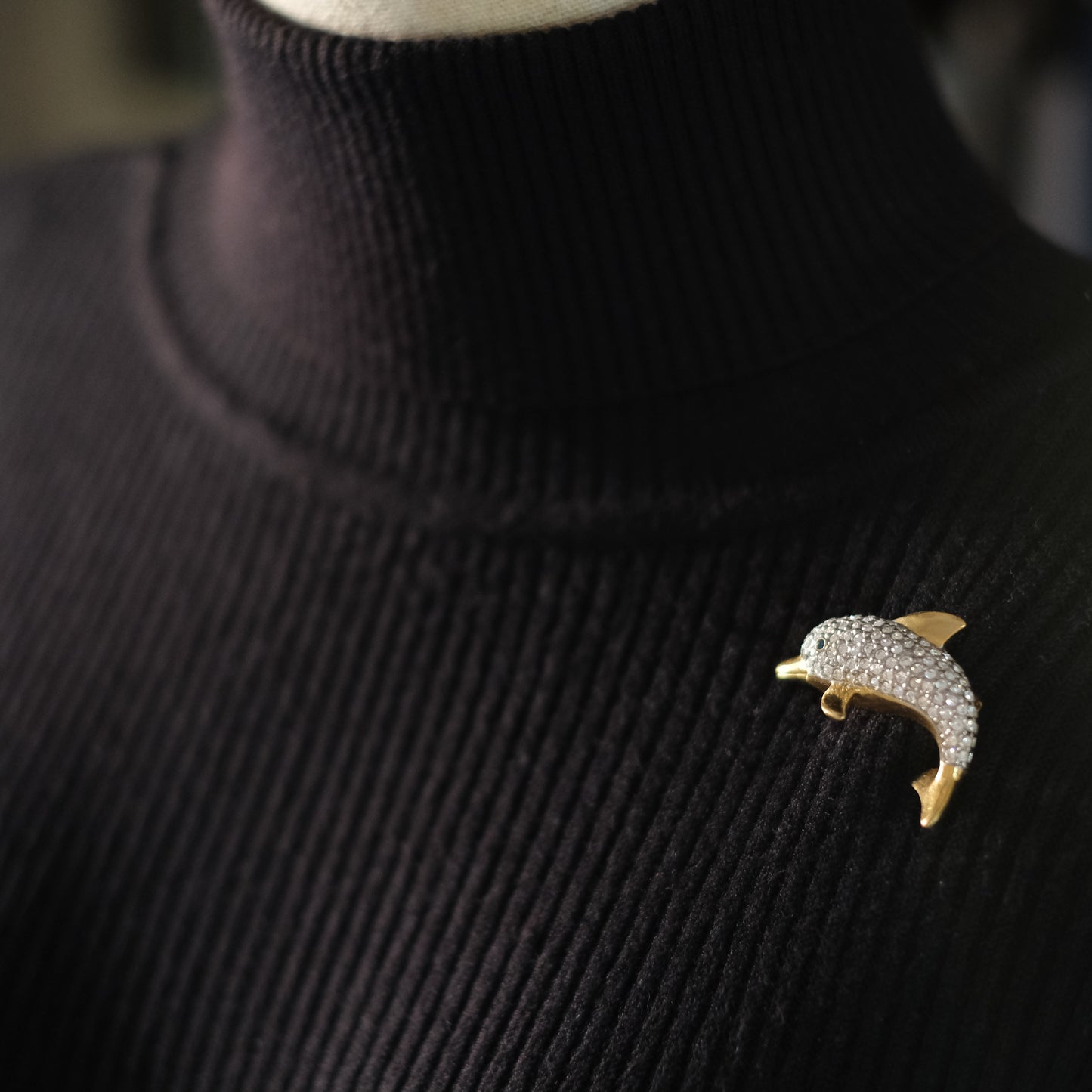 ❤️ Vintage Butler Crystal Dolphin Brooch – Gold-Tone, Pavé Rhinestones