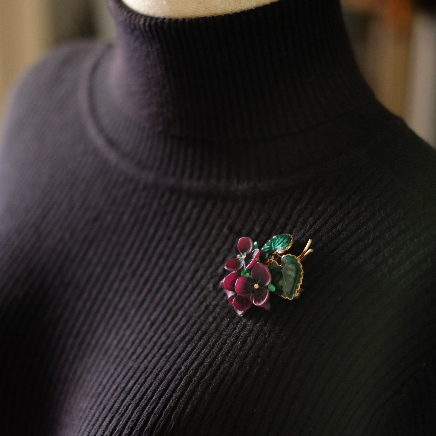 ❤️ Vintage West Germany Violet Flower Brooch – Purple Frosted Petals & Enamel Leaves