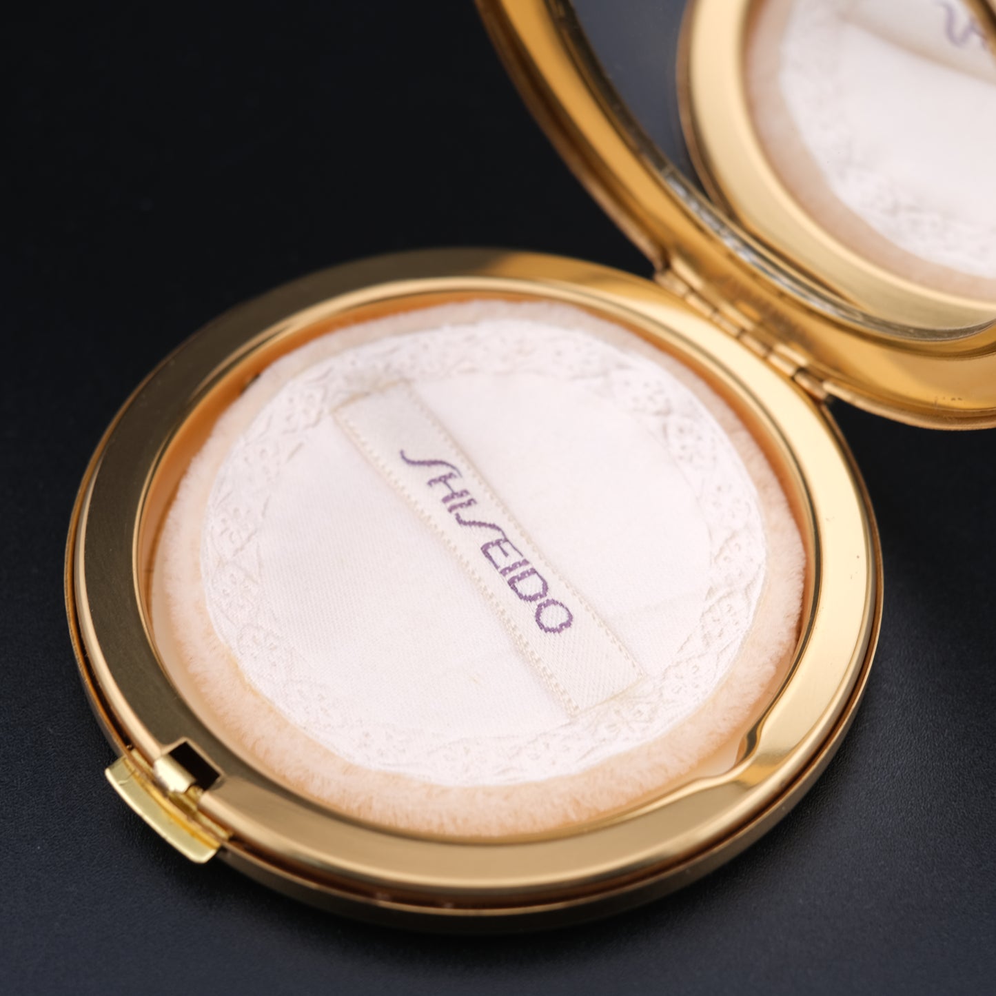 Vintage Shiseido Powder Compact – Black & Gold Art Deco Design