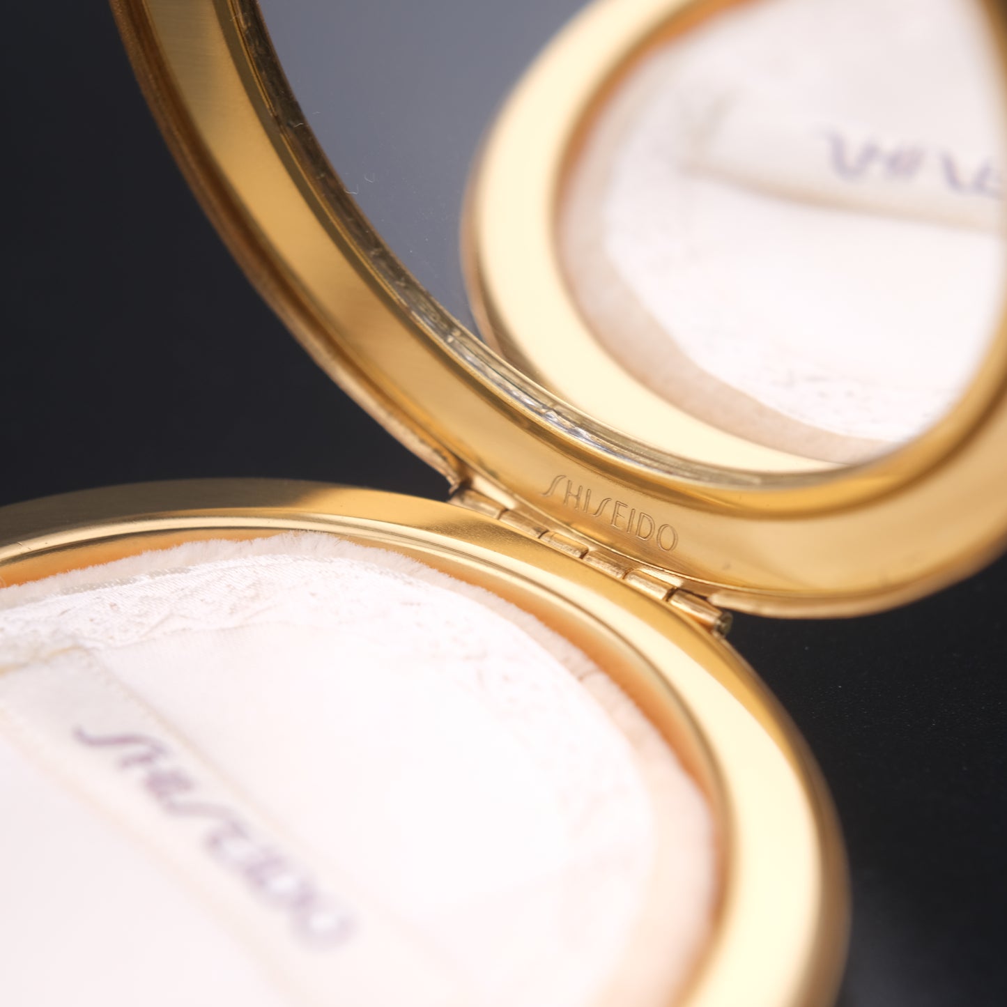 Vintage Shiseido Powder Compact – Black & Gold Art Deco Design