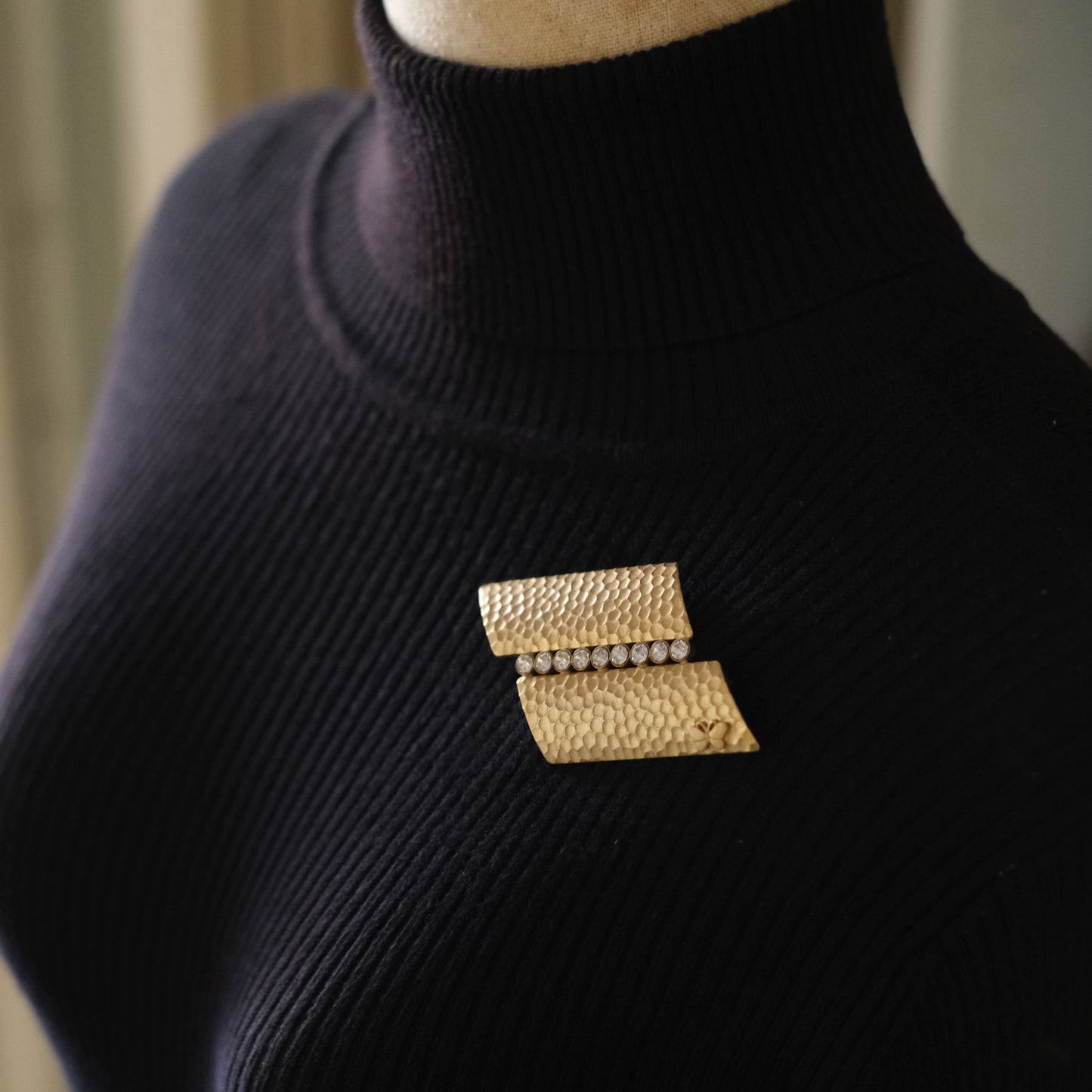 ❤️ Vintage Hanae Mori Hammered Gold-Tone Crystal Brooch | Signed HN
