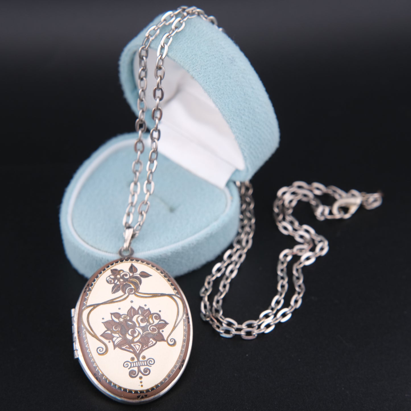 ❤️ Vintage Floral Locket Pendant Necklace – Silver-Tone with Art Nouveau Style Design