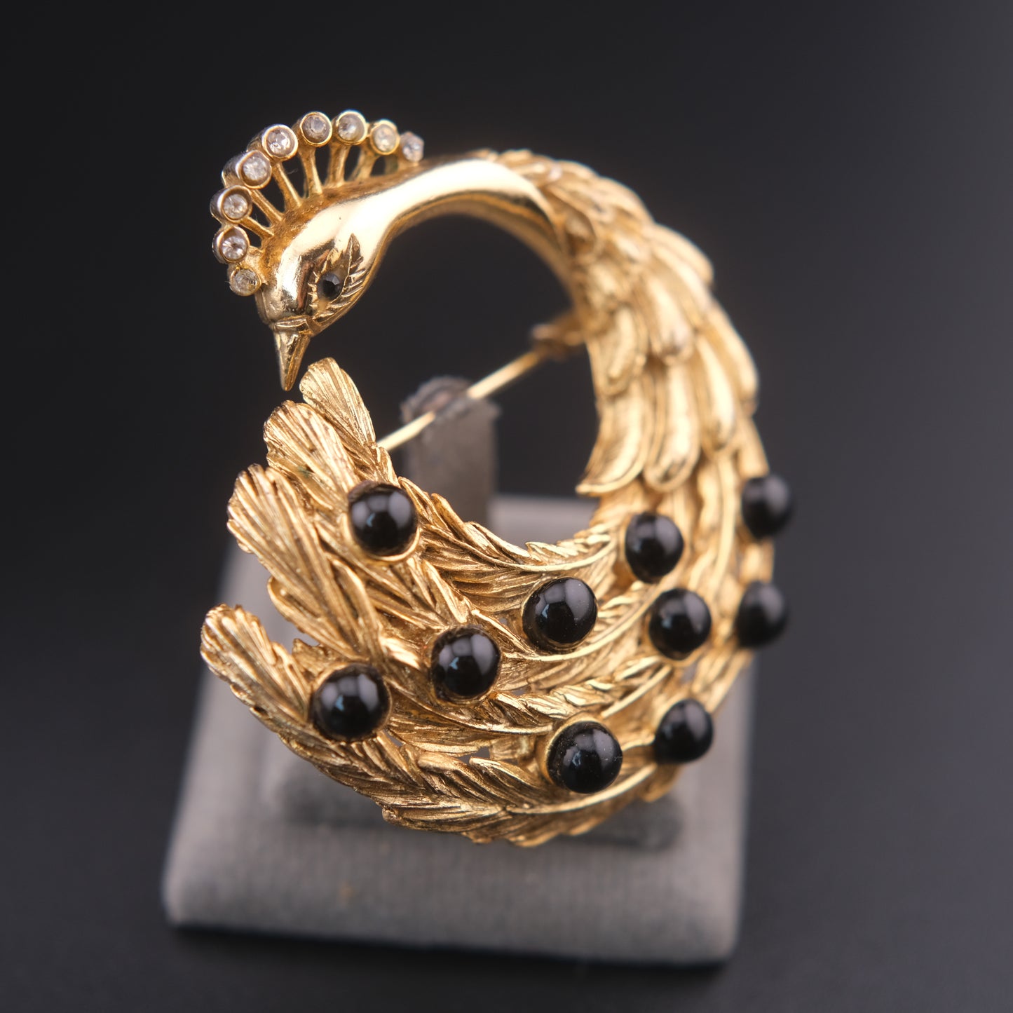 ❤️ Vintage Orena Paris Peacock Wreath Brooch – Gold Tone with Black Cabochons