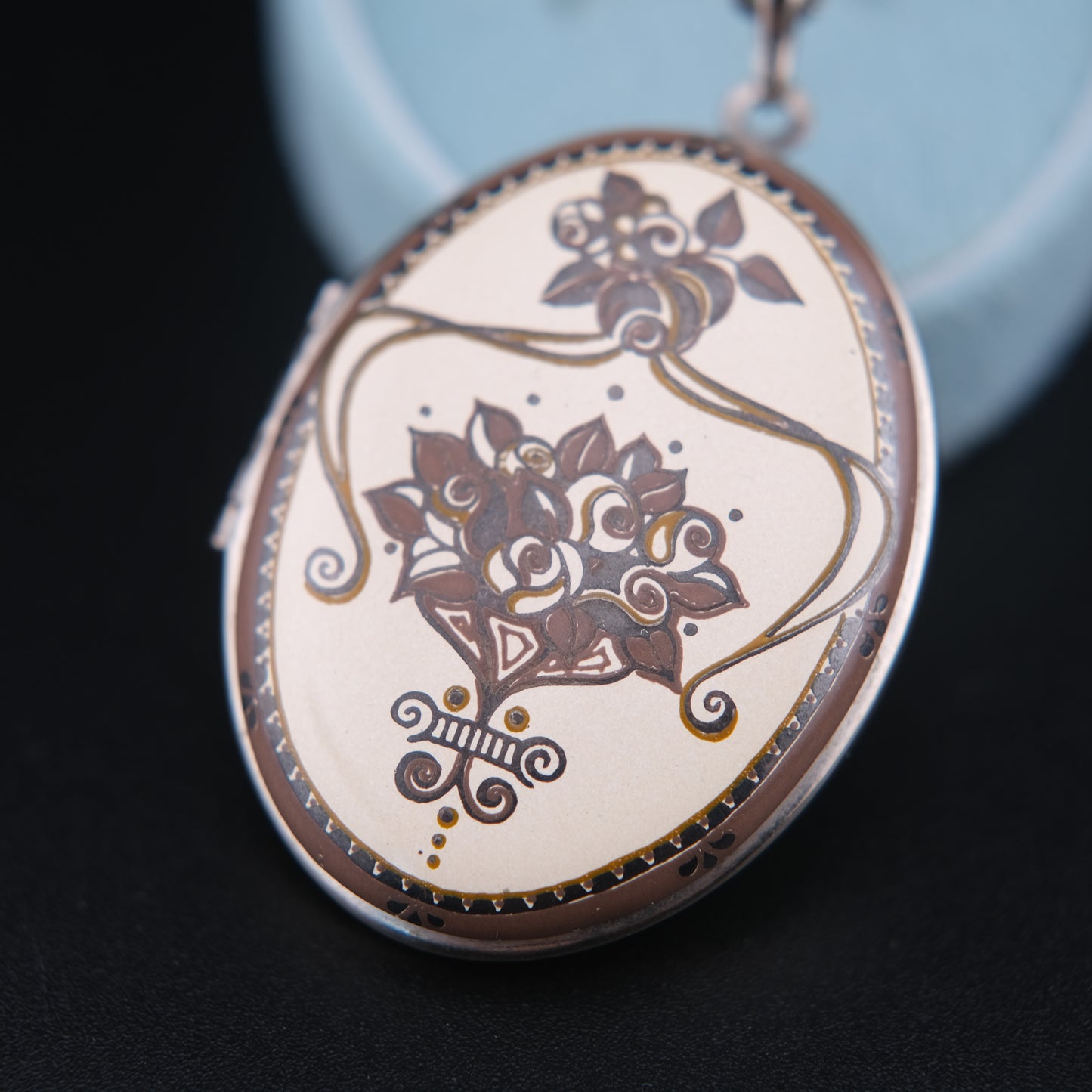 ❤️ Vintage Floral Locket Pendant Necklace – Silver-Tone with Art Nouveau Style Design