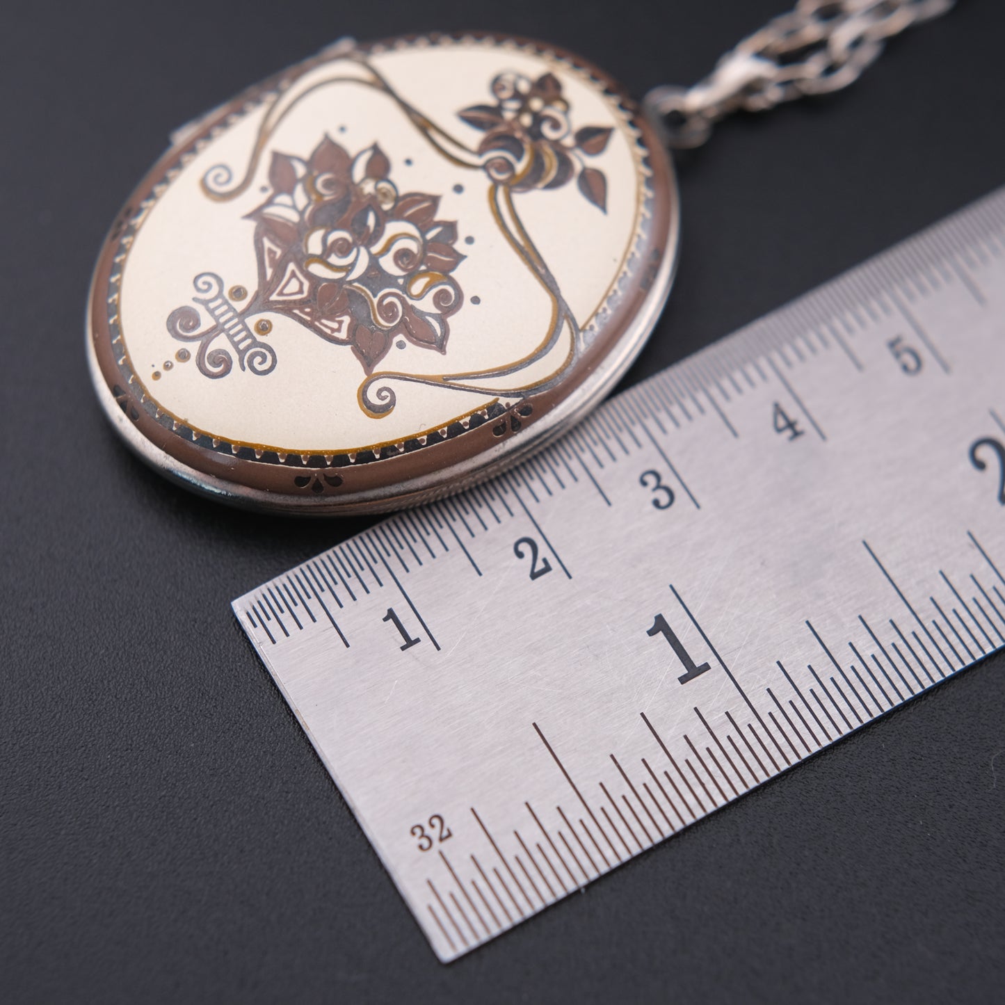 ❤️ Vintage Floral Locket Pendant Necklace – Silver-Tone with Art Nouveau Style Design