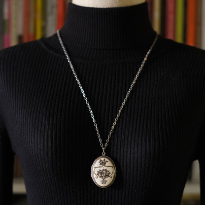 ❤️ Vintage Floral Locket Pendant Necklace – Silver-Tone with Art Nouveau Style Design