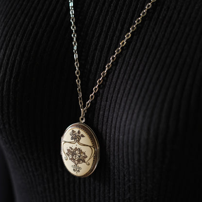 ❤️ Vintage Floral Locket Pendant Necklace – Silver-Tone with Art Nouveau Style Design