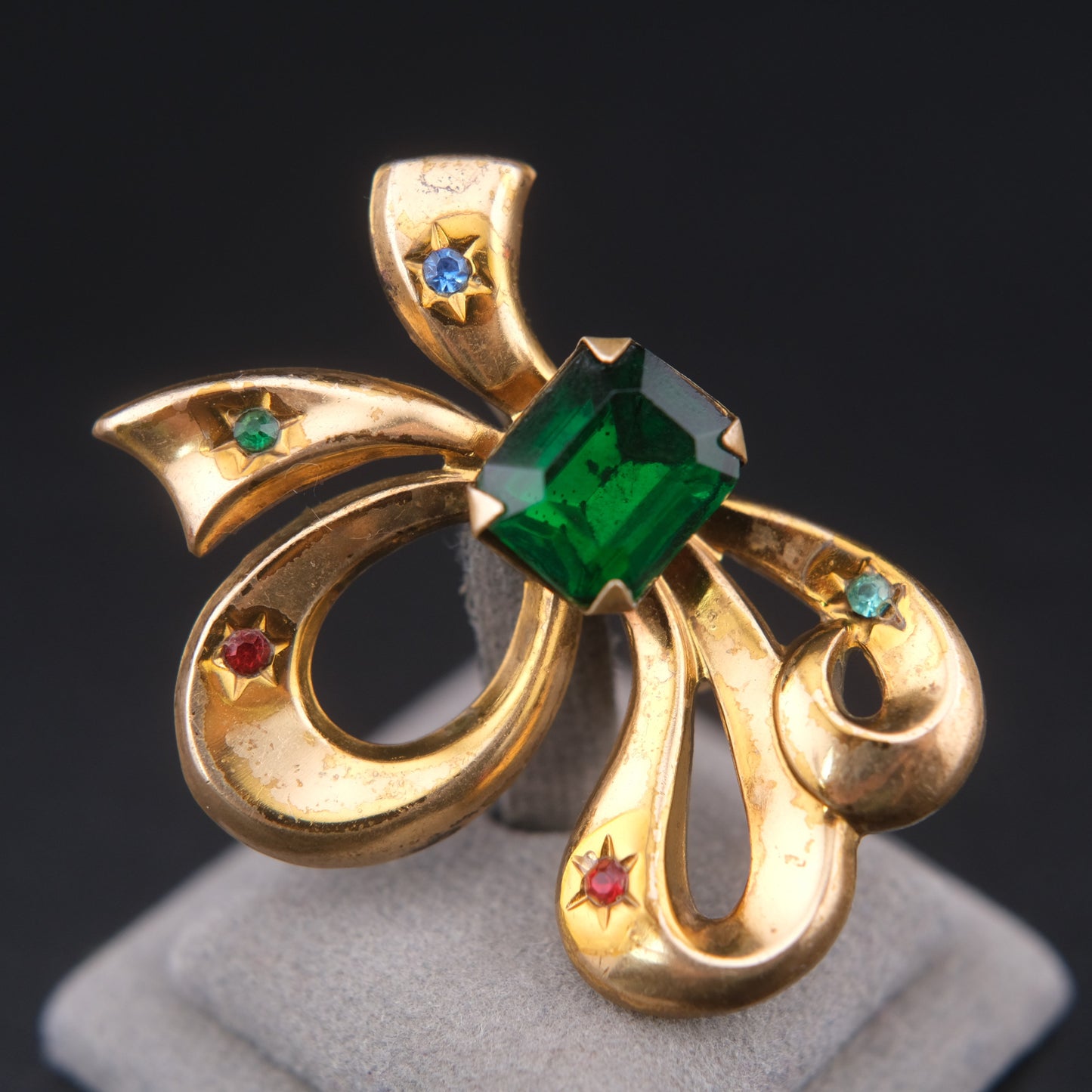 ❤️ Vintage Gold Tone Sculptural Bow Brooch with Emerald Green Glass Stone