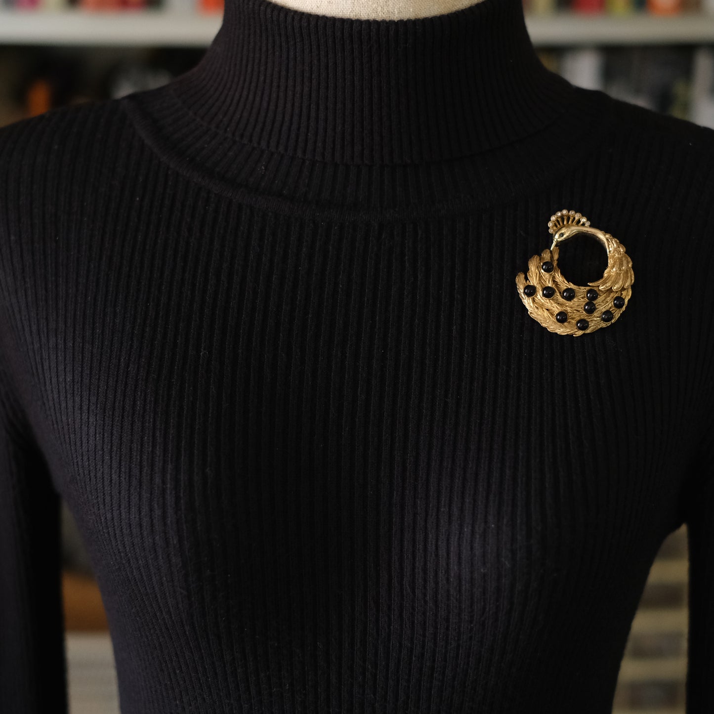 ❤️ Vintage Orena Paris Peacock Wreath Brooch – Gold Tone with Black Cabochons