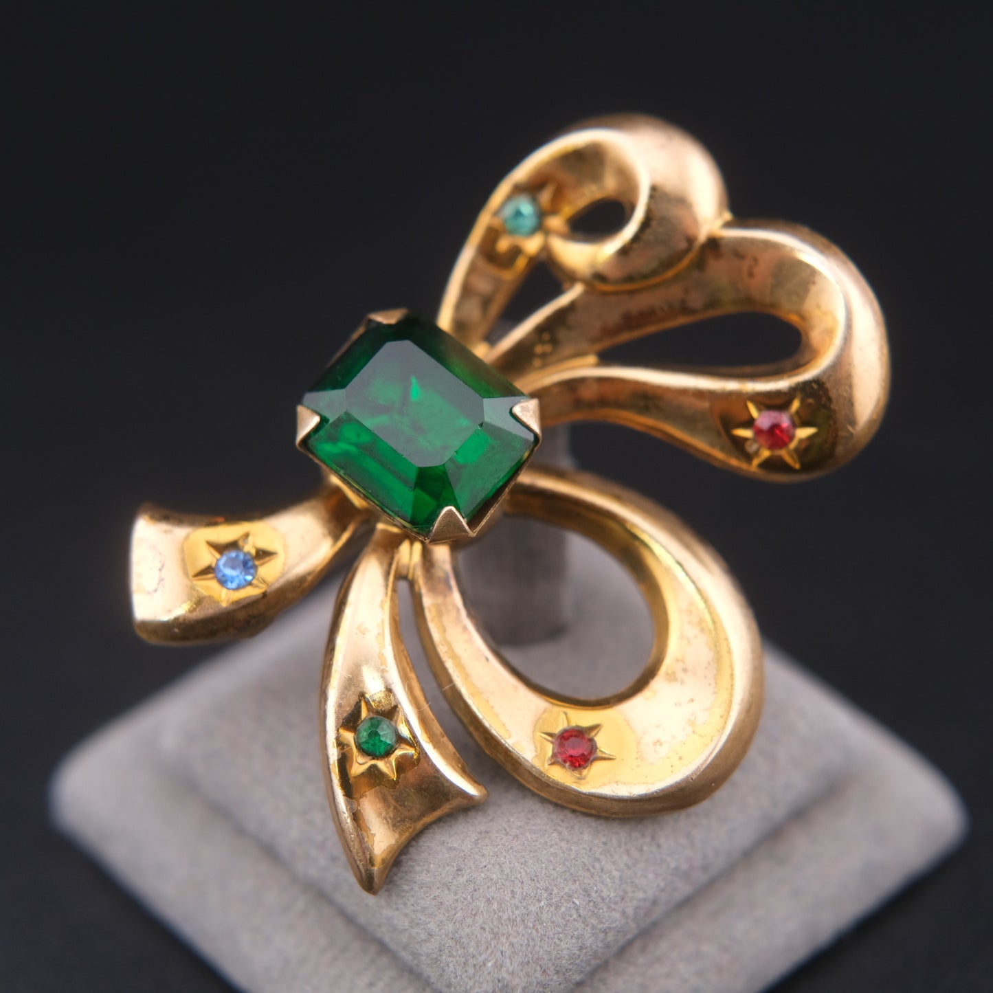 ❤️ Vintage Gold Tone Sculptural Bow Brooch with Emerald Green Glass Stone