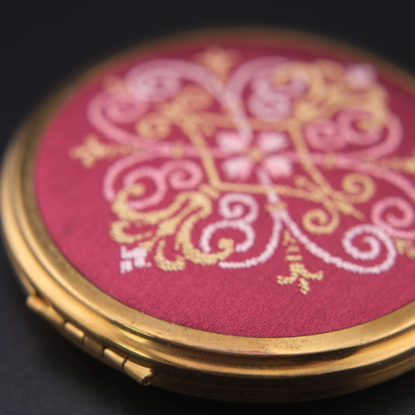 Vintage Shiseido Embroidered Powder Compact – Gold-Tone Case with Original Box