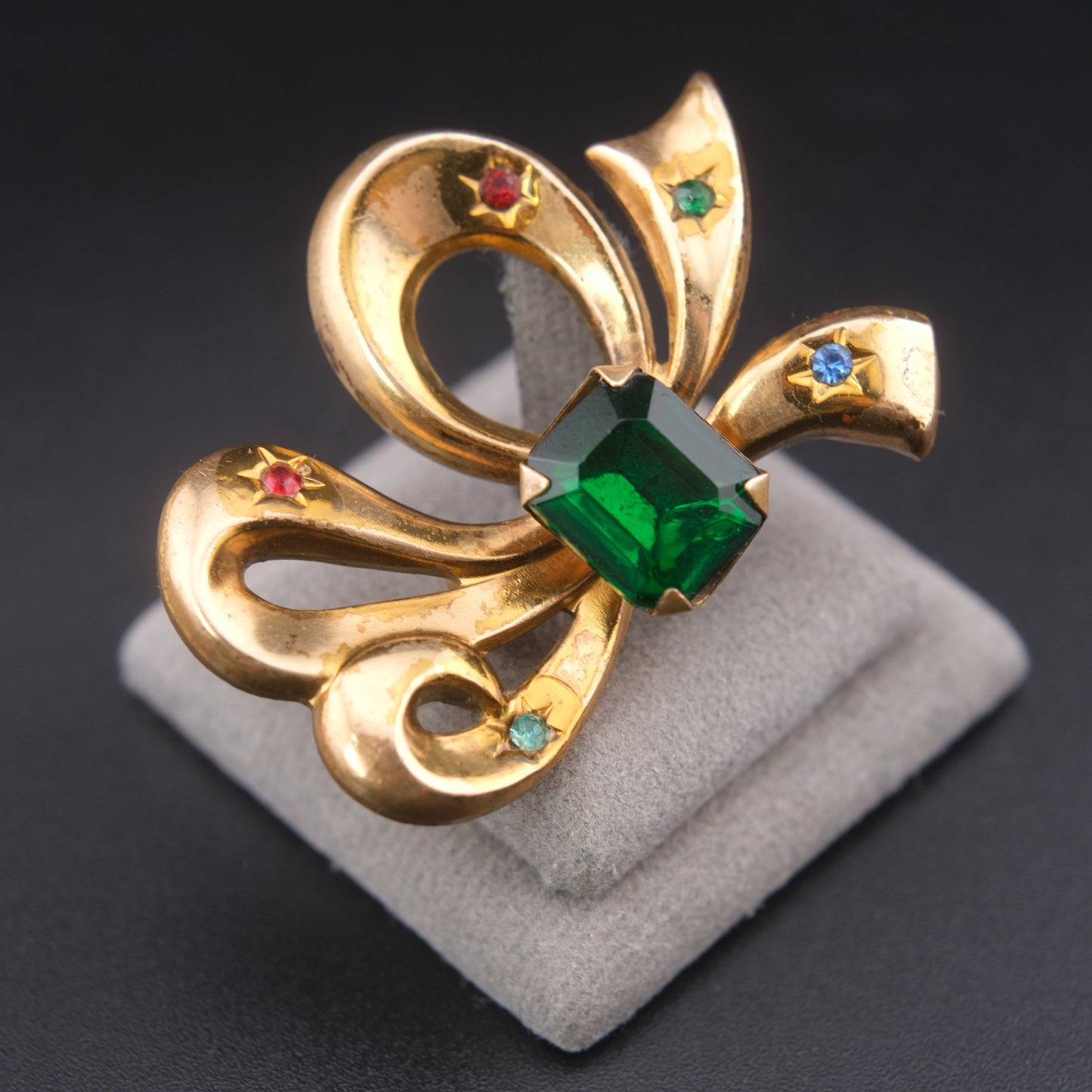 ❤️ Vintage Gold Tone Sculptural Bow Brooch with Emerald Green Glass Stone