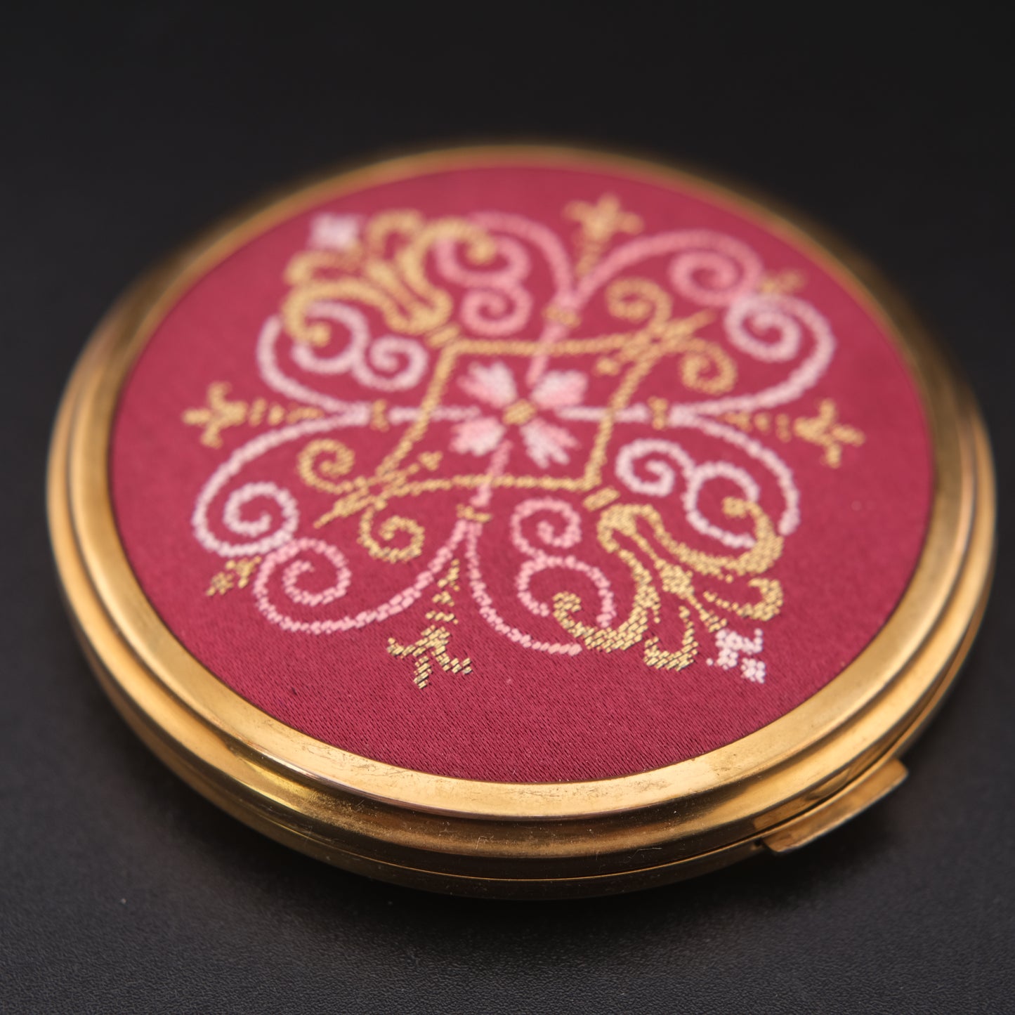 Vintage Shiseido Embroidered Powder Compact – Gold-Tone Case with Original Box