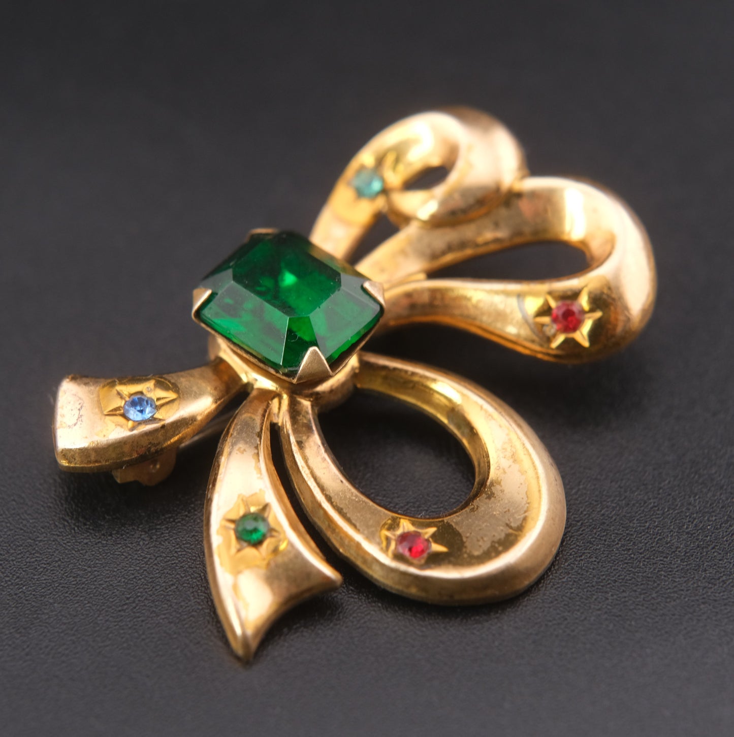 ❤️ Vintage Gold Tone Sculptural Bow Brooch with Emerald Green Glass Stone