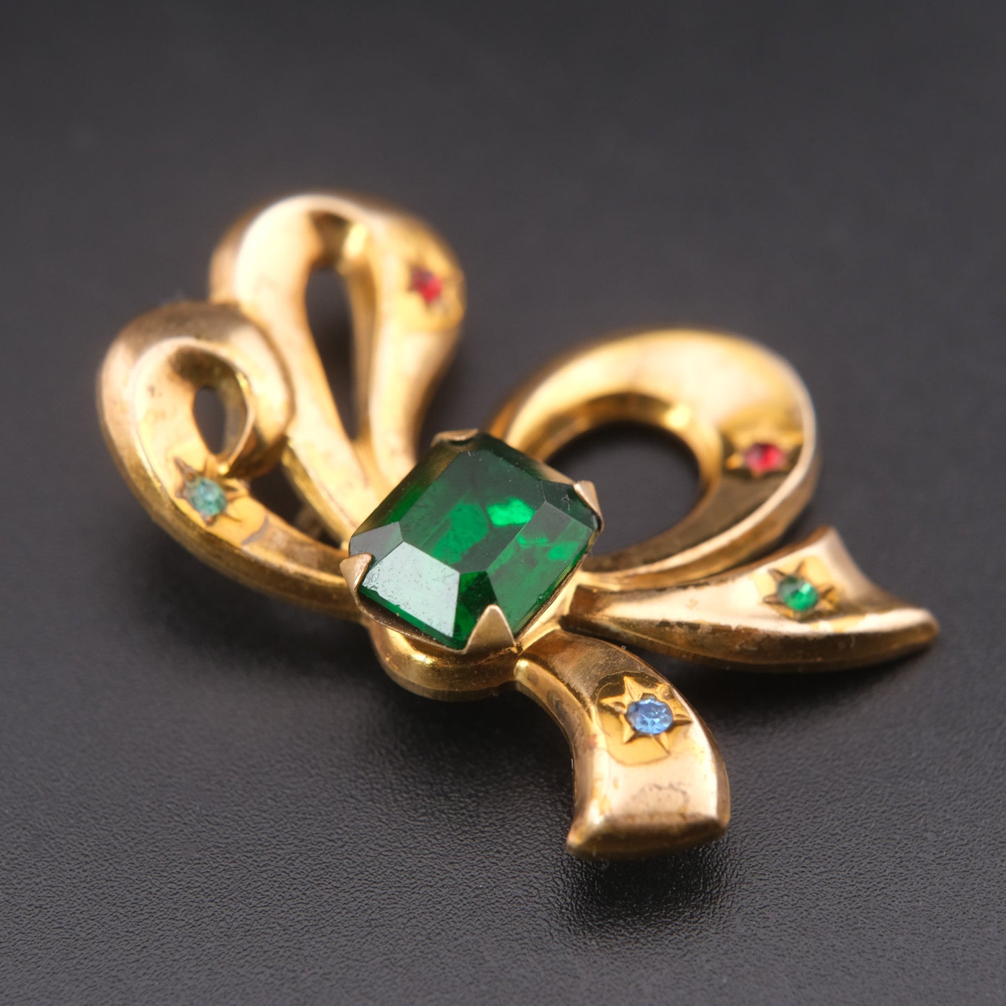 ❤️ Vintage Gold Tone Sculptural Bow Brooch with Emerald Green Glass Stone