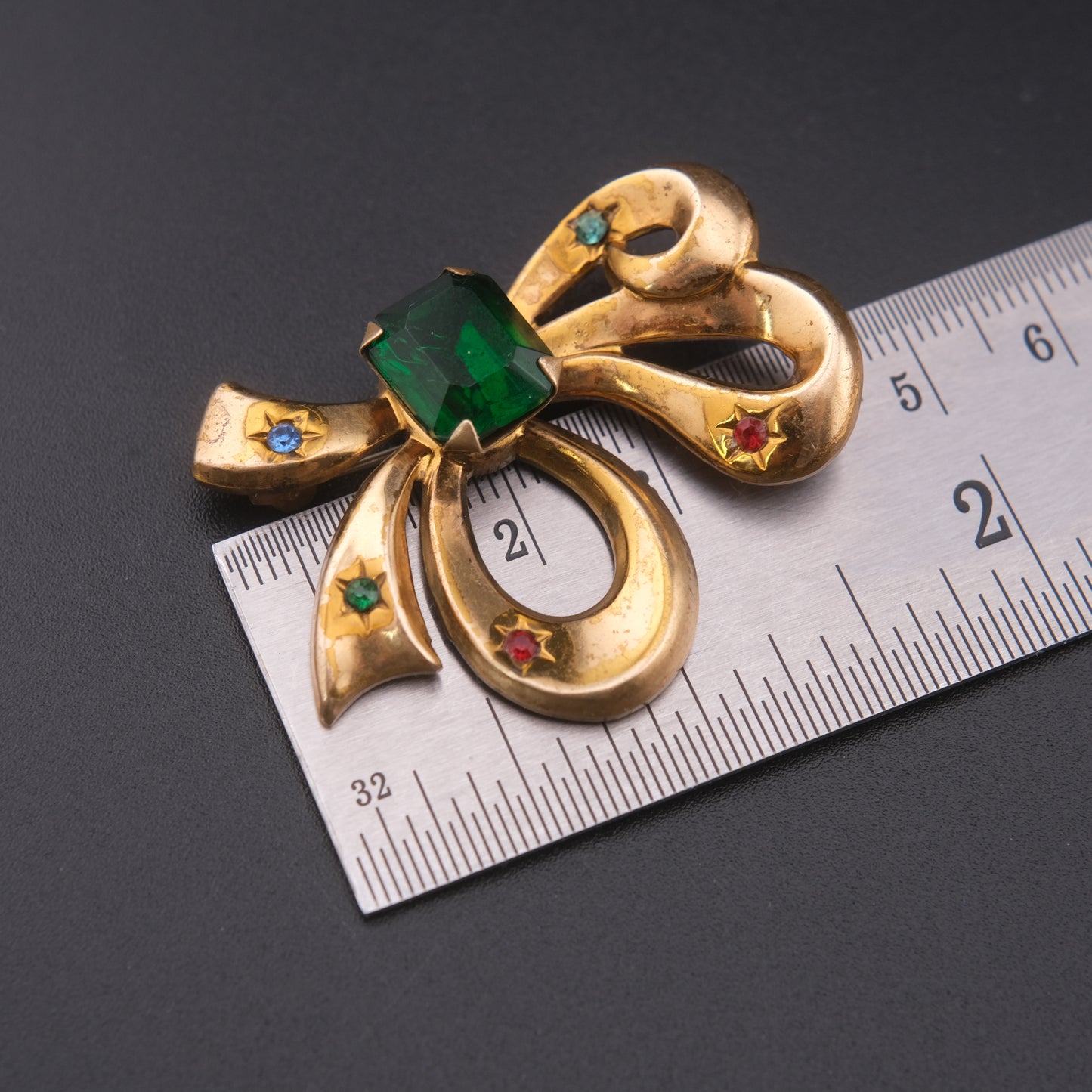 ❤️ Vintage Gold Tone Sculptural Bow Brooch with Emerald Green Glass Stone