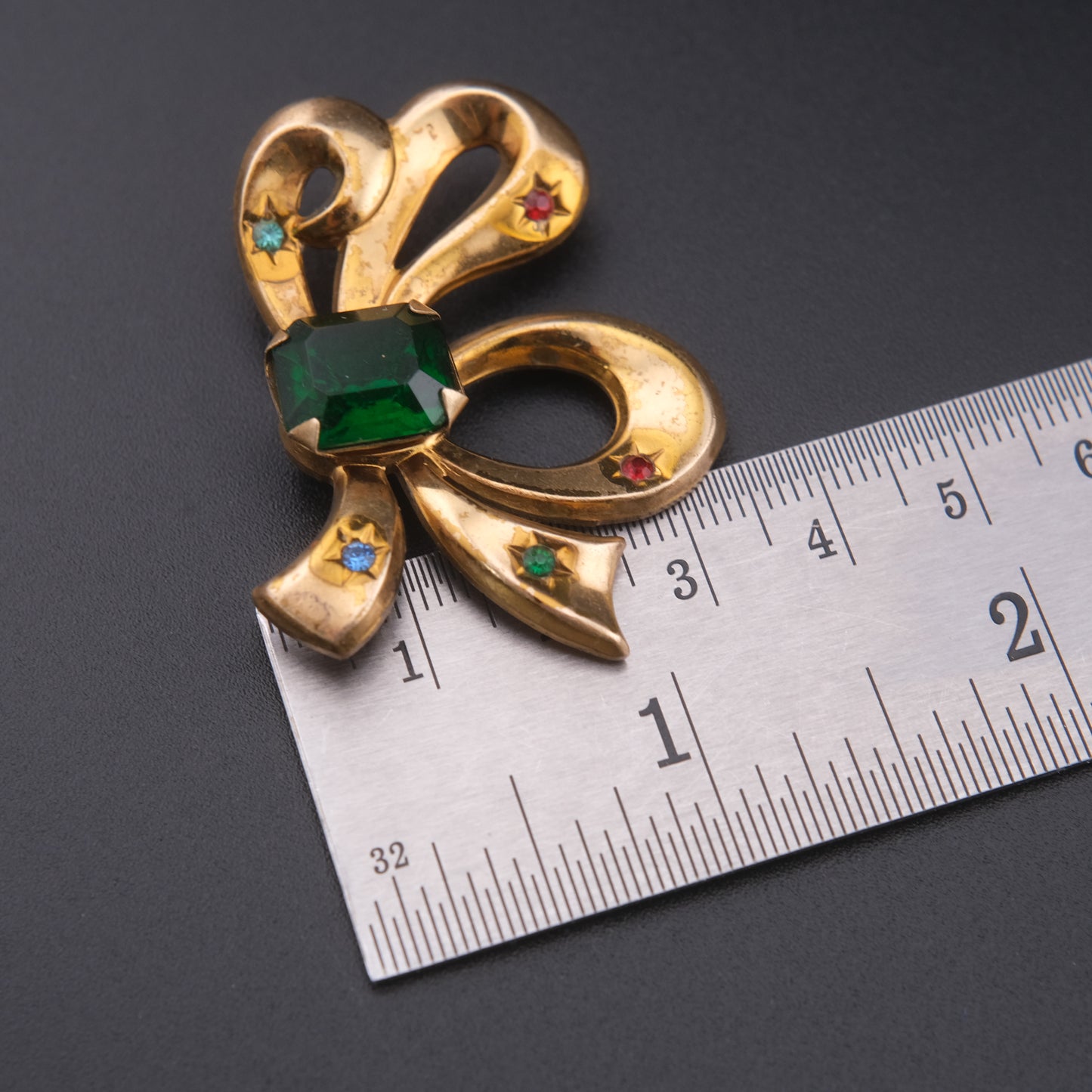 ❤️ Vintage Gold Tone Sculptural Bow Brooch with Emerald Green Glass Stone