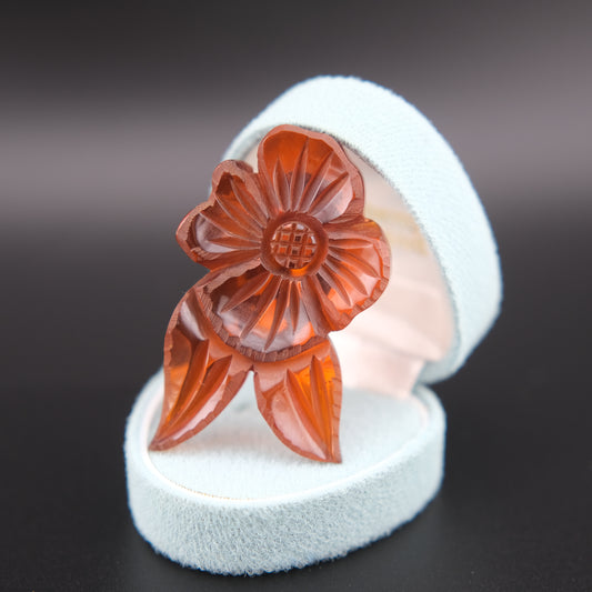 ❤️Vintage Carved Bakelite Floral Scarf Clip – Leaf Motif