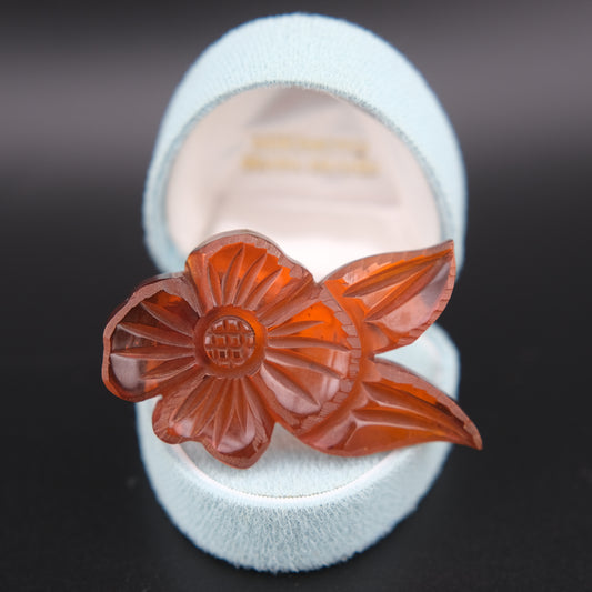 ❤️Vintage Carved Bakelite Floral Scarf Clip – Leaf Motif