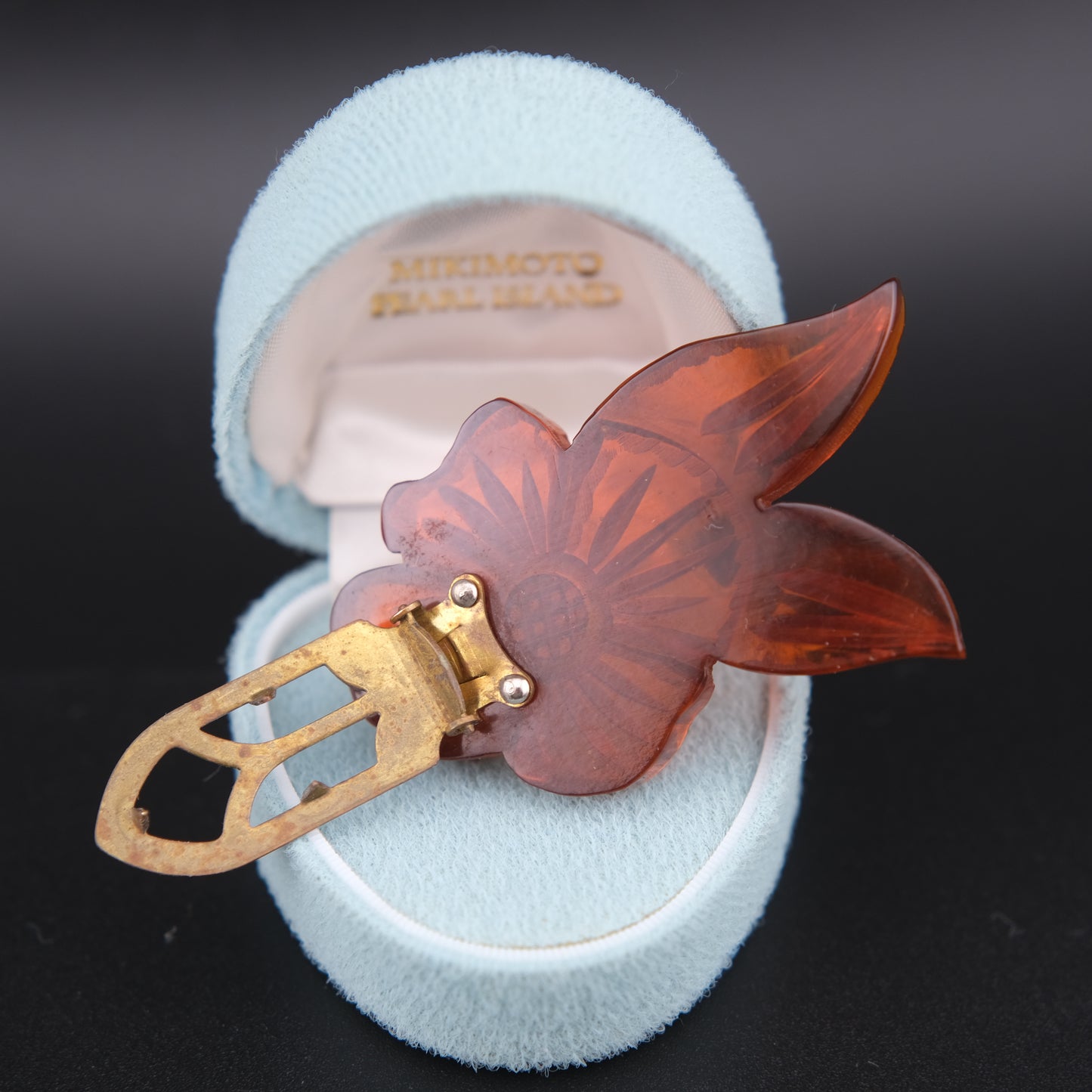 ❤️Vintage Carved Bakelite Floral Scarf Clip – Leaf Motif