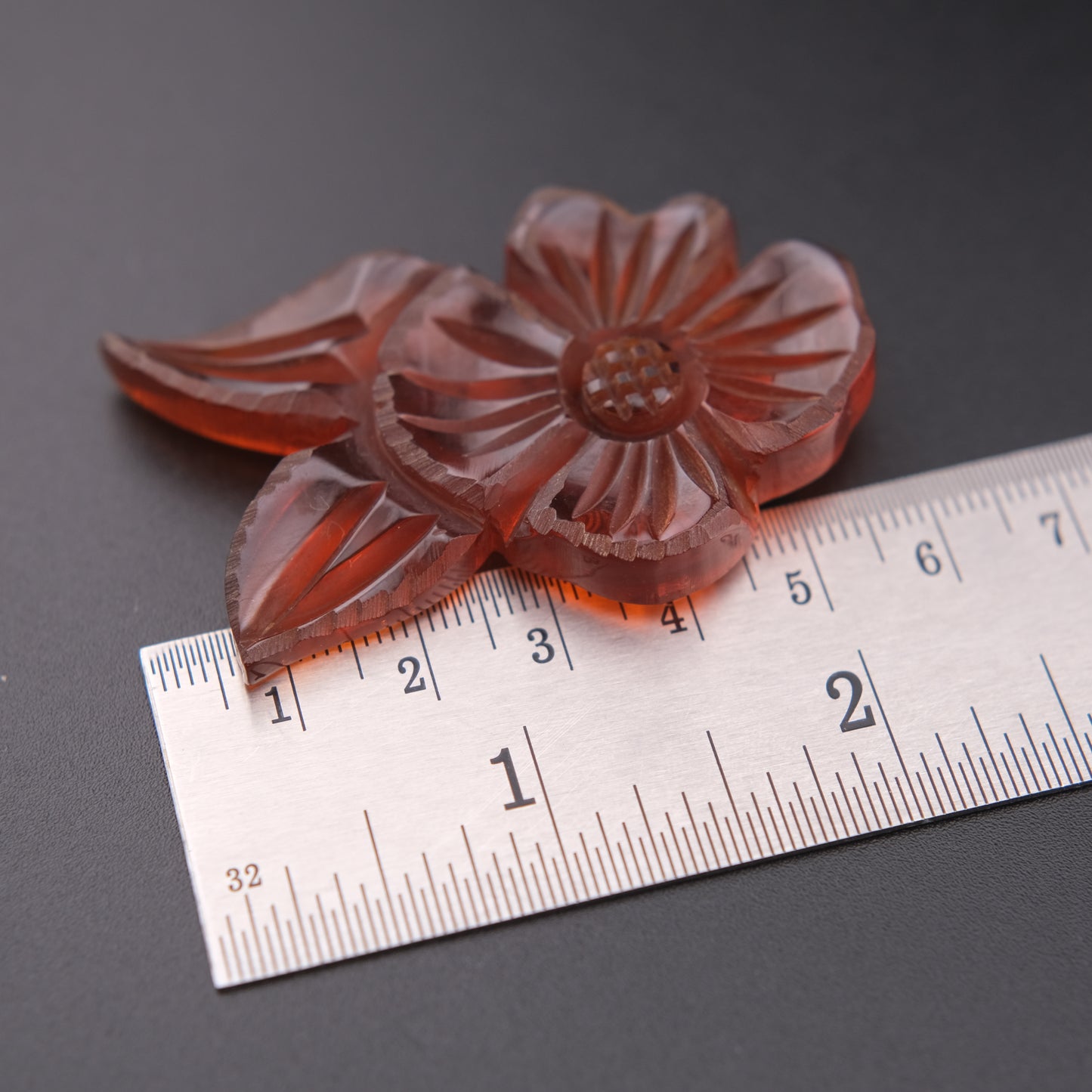❤️Vintage Carved Bakelite Floral Scarf Clip – Leaf Motif