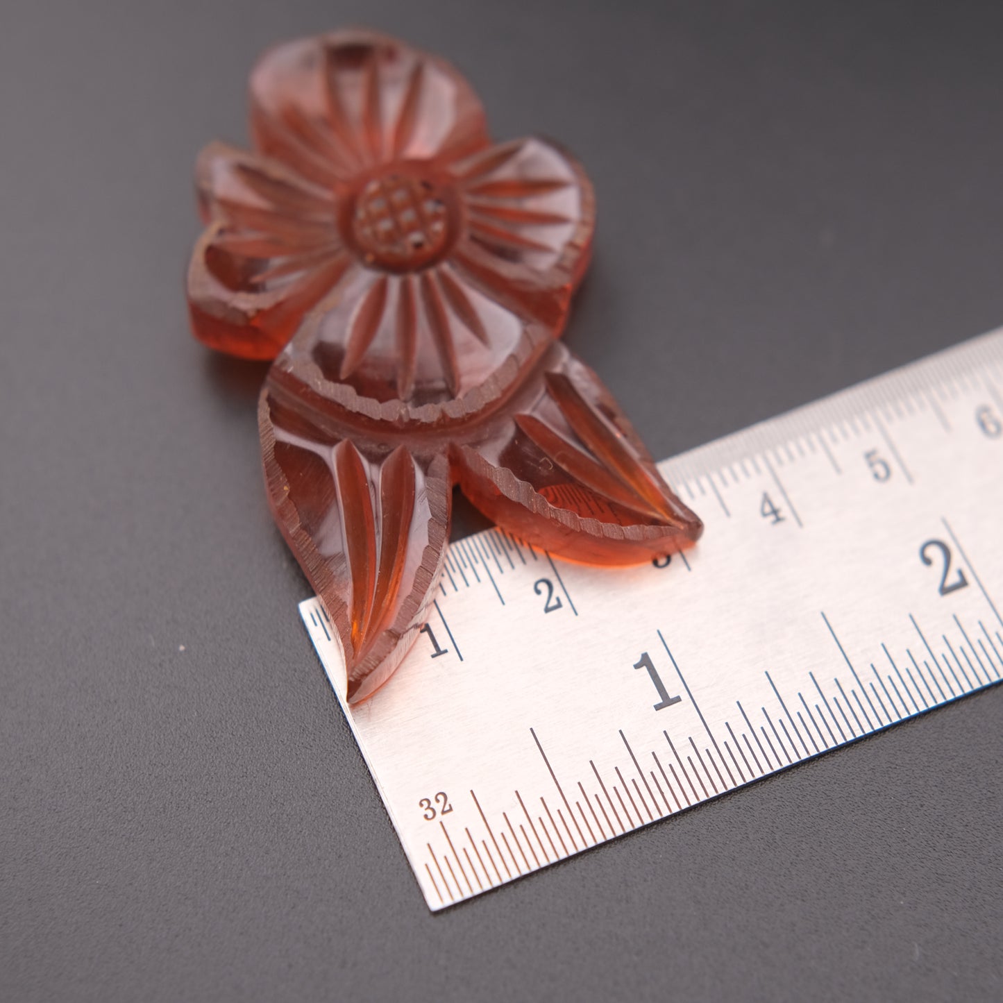 ❤️Vintage Carved Bakelite Floral Scarf Clip – Leaf Motif