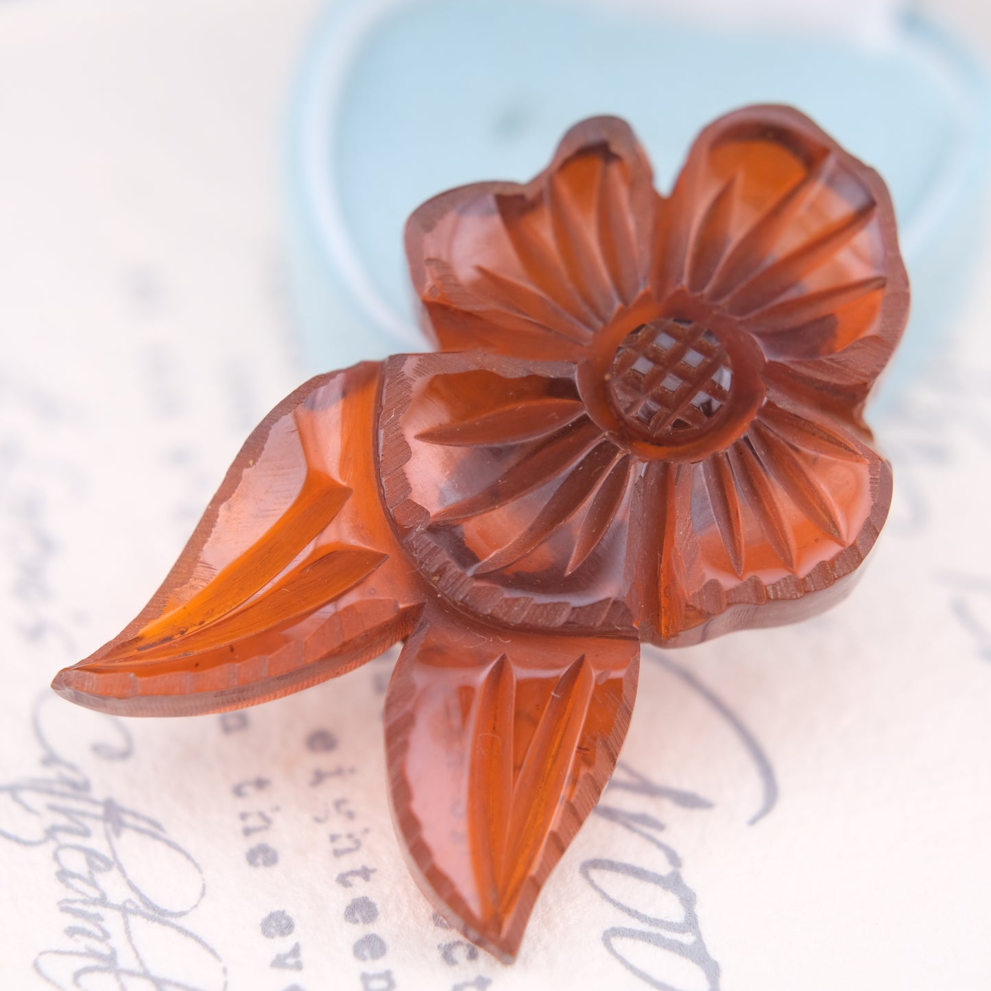❤️Vintage Carved Bakelite Floral Scarf Clip – Leaf Motif