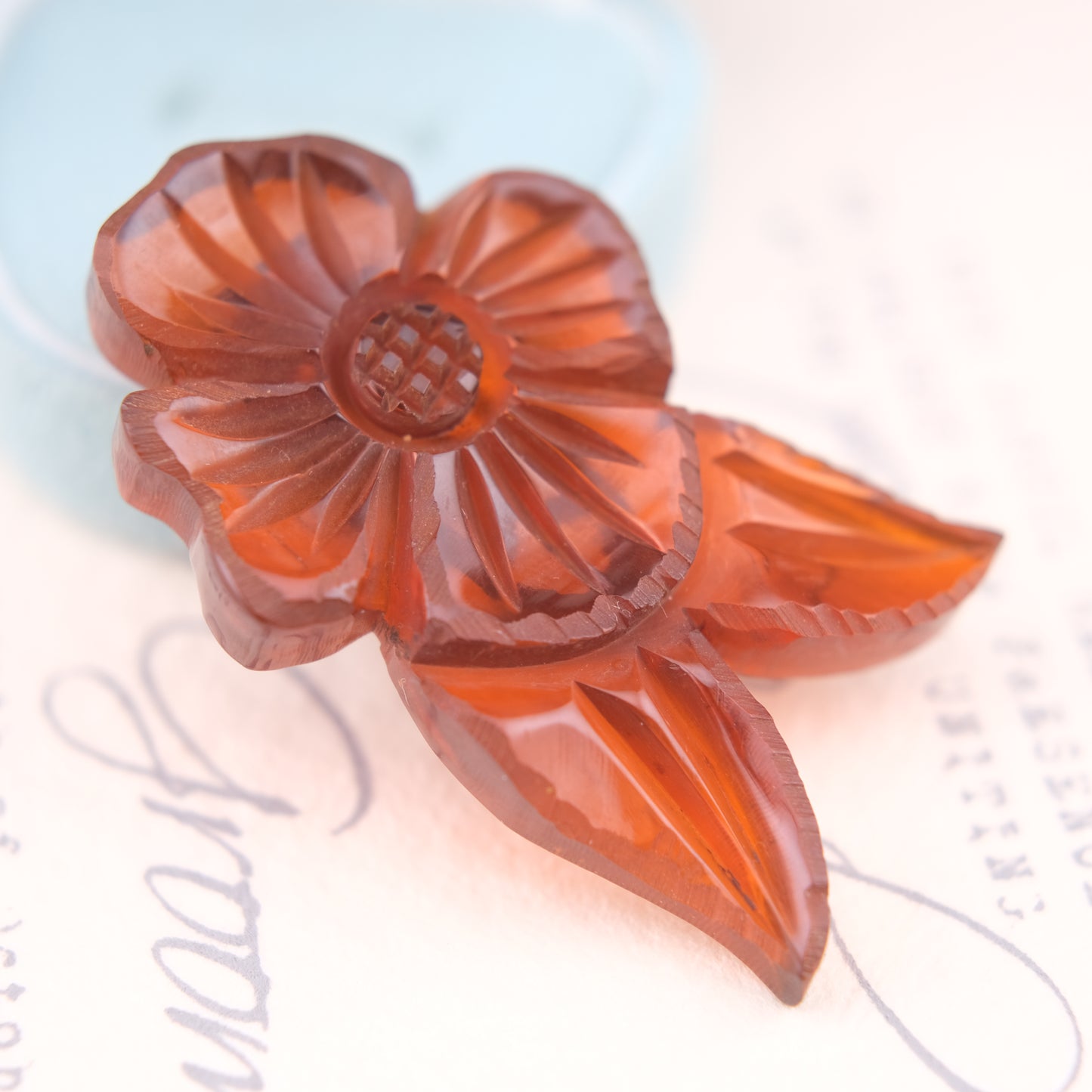 ❤️Vintage Carved Bakelite Floral Scarf Clip – Leaf Motif