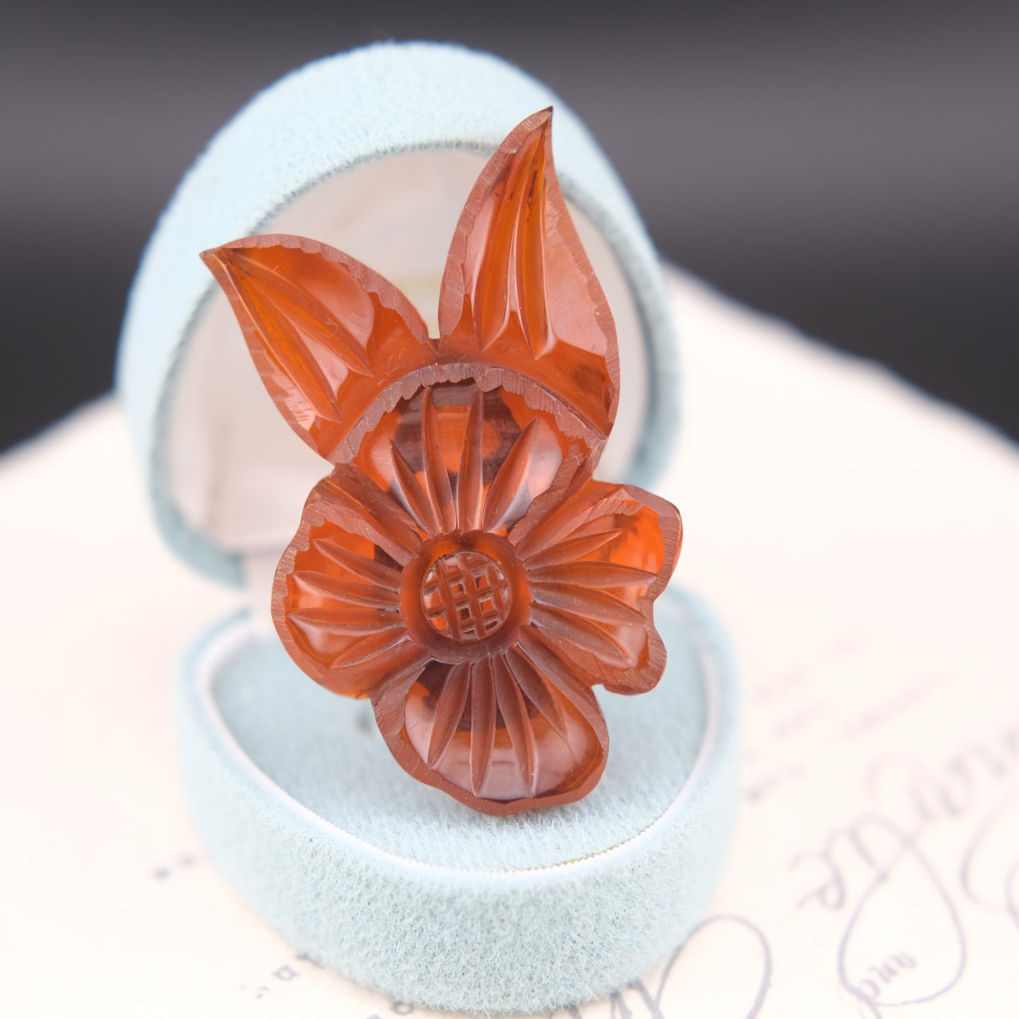 ❤️Vintage Carved Bakelite Floral Scarf Clip – Leaf Motif